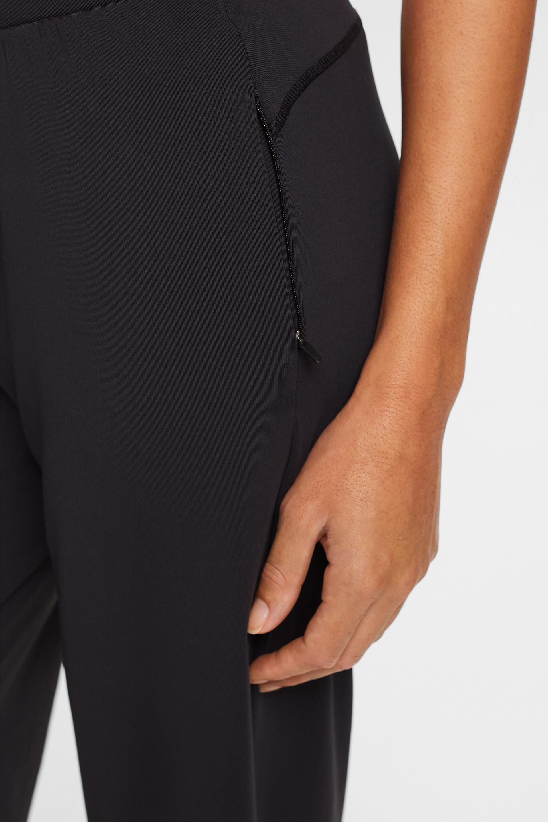 En matière recyclée le pantalon à jambes larges