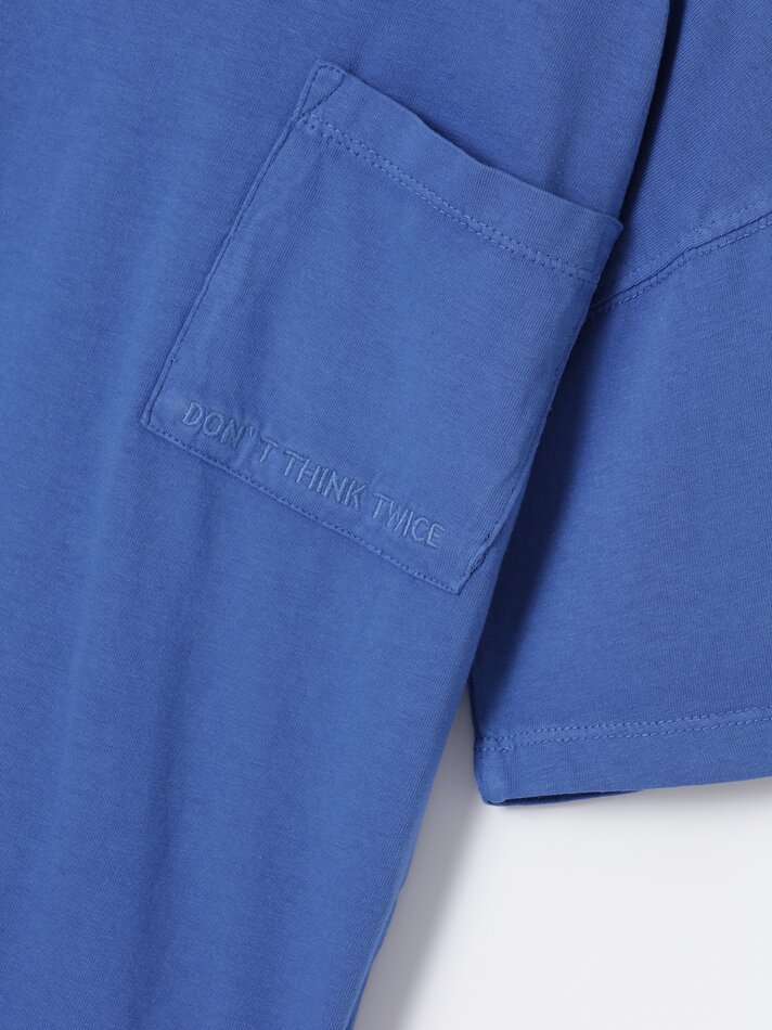 Camiseta com bolso - Lavagem azul clara