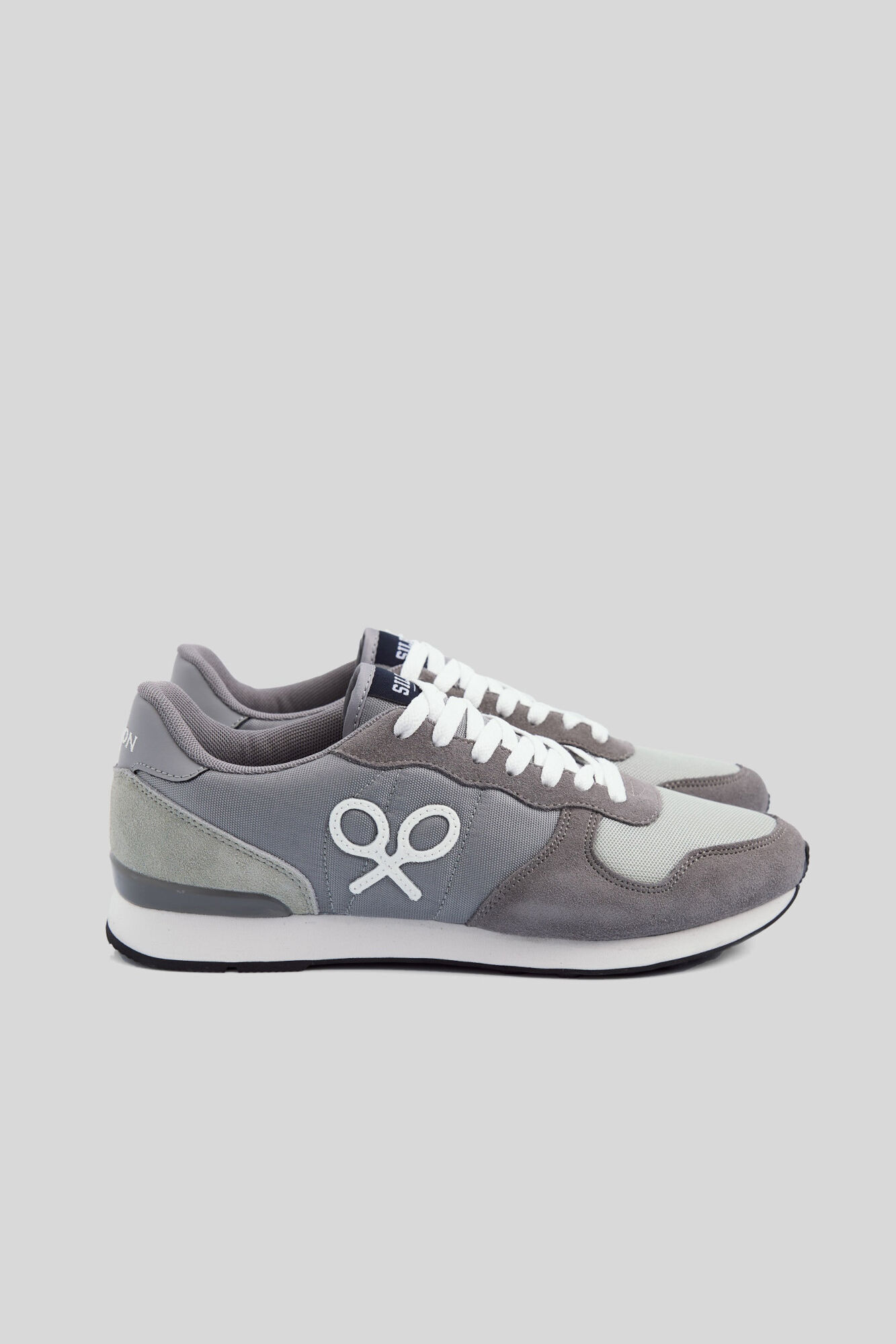 Tênis esportivo de corrida branco e cinza - Cinza