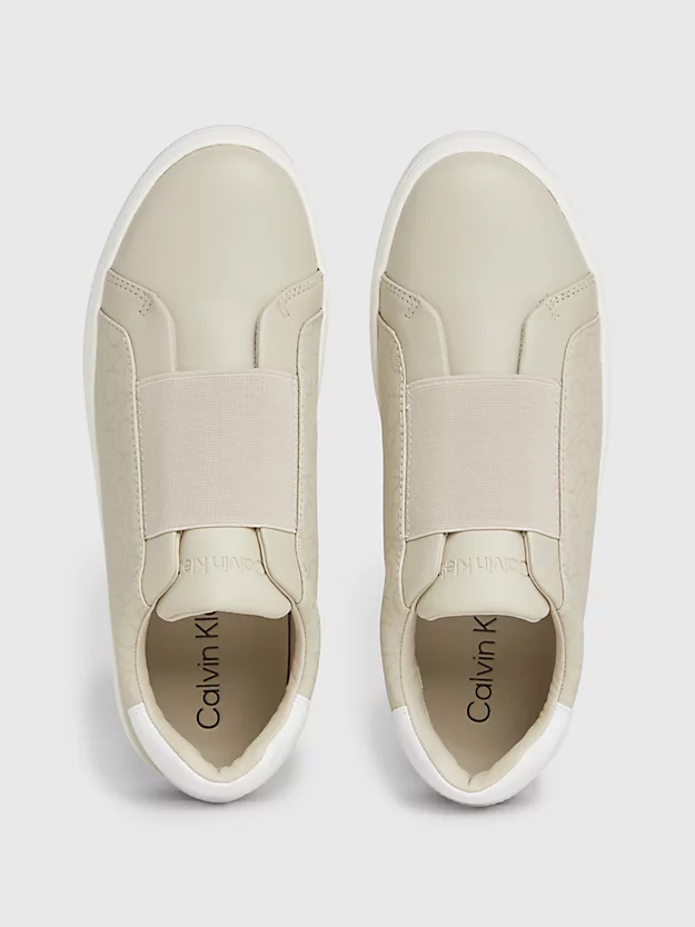 Sapatos sem cadarço com logotipo