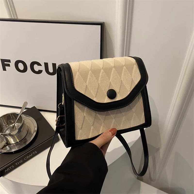 Basaran - Crossbodytas met contrasterende rand en klep