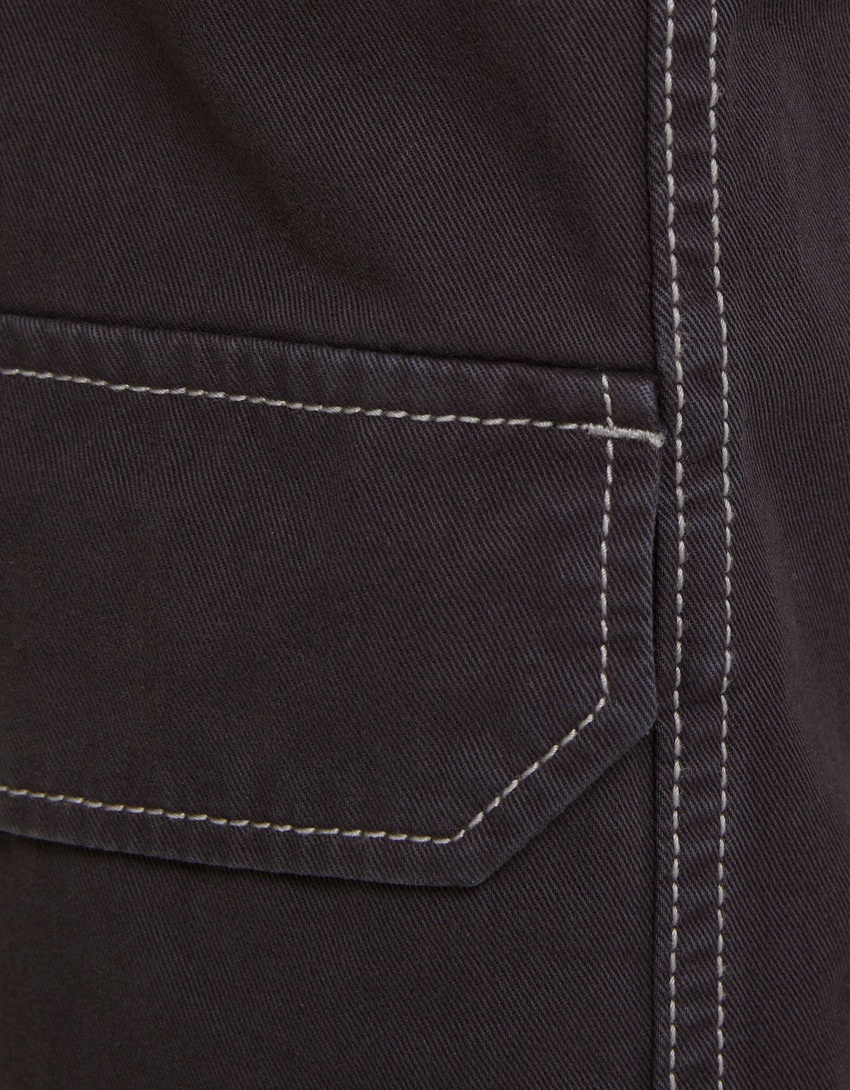 Calça cargo de algodão de cintura baixa com costura contrastante.