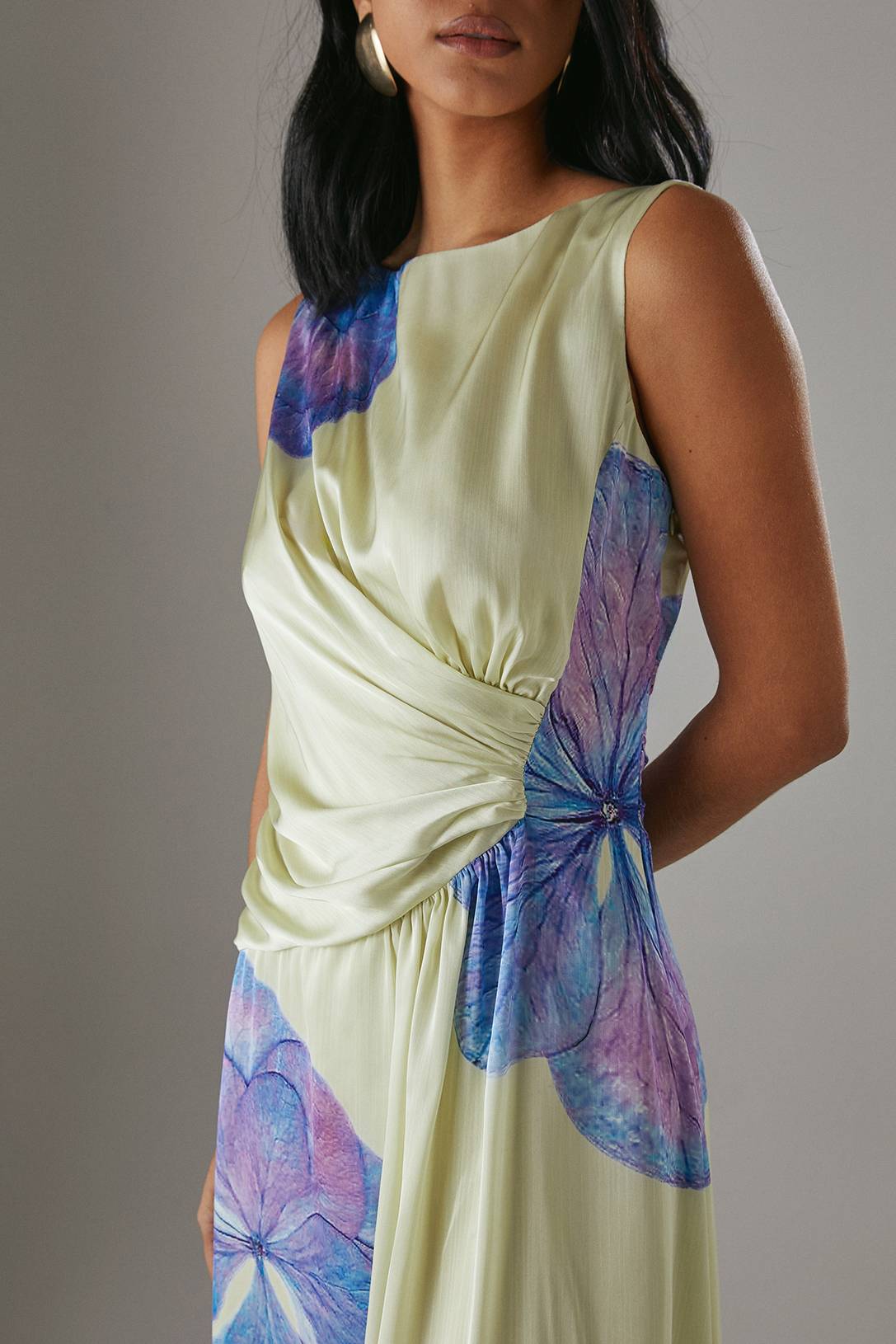 Warehouse Robe Midi En Satin Imprimé Sans Manches À Nœud Devant Et Ourlet Asymétrique