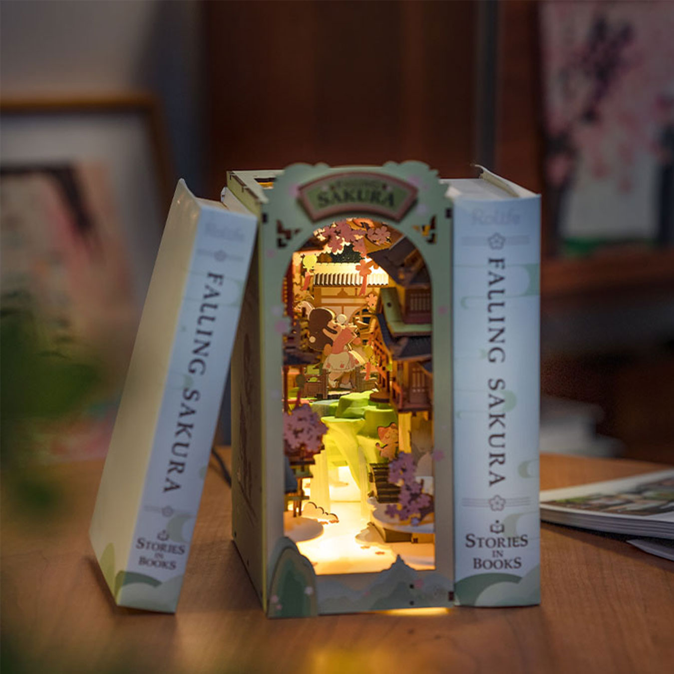(240-tlg. Set) Rolife Book Nook Modell Bausatz DIY Miniatur Haus mit Licht Home Deko Buchstütze für Erwachsene (TGB05) - Falling Sakura