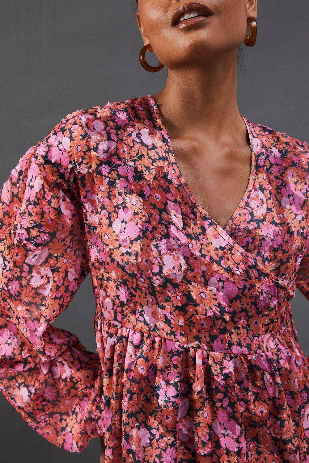 Warehouse Robe Midi Smockée à Encolure Portefeuille en Mousseline Fleurie Dévorée