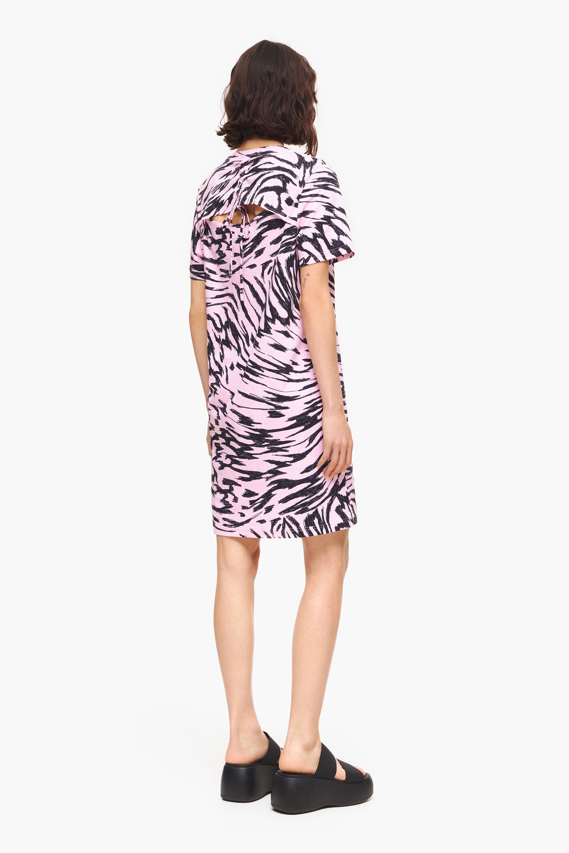 Vestido curto bicolor rosa com estampa de asa de borboleta
