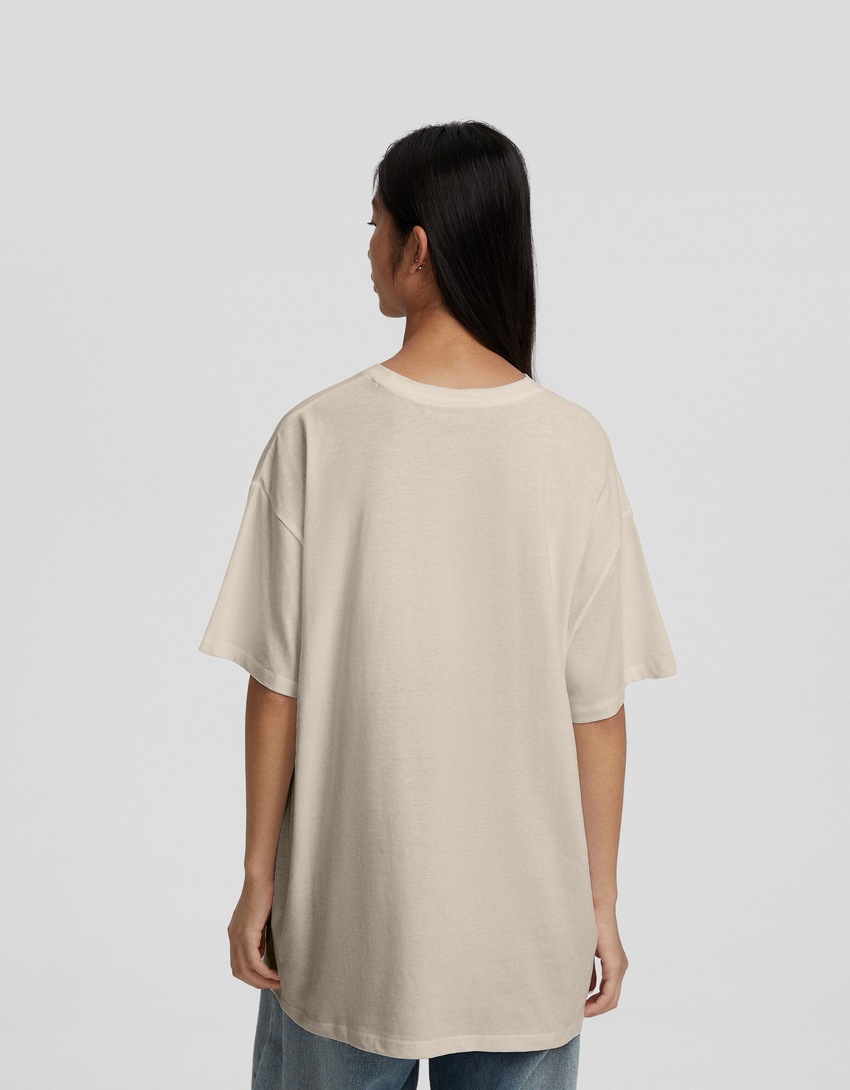 Camiseta de manga curta com estampa de Sexta-Feira 13 e modelagem quadrada.