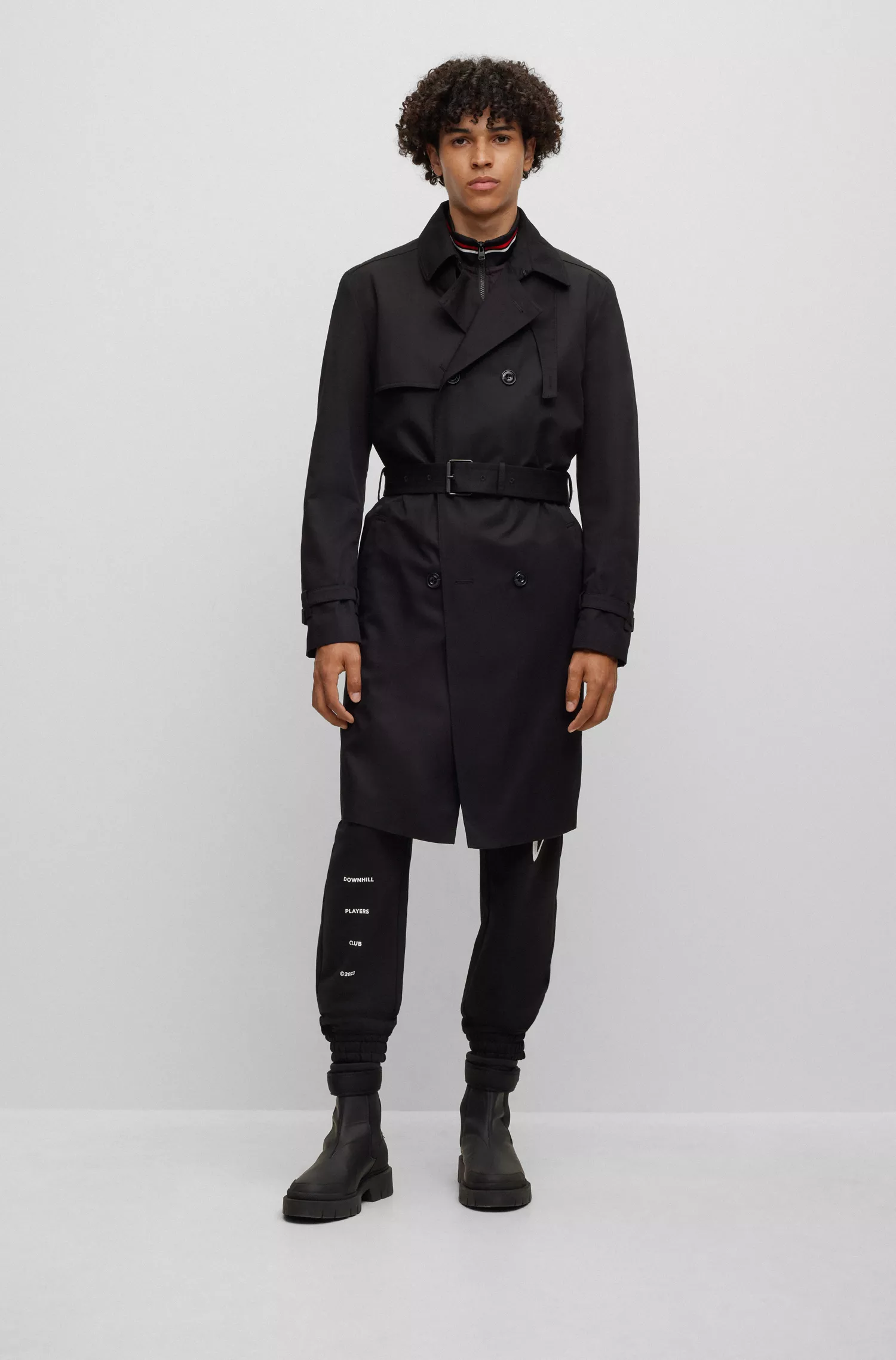 Trench coat HUGO vermelho, impermeável, com fechamento por cinto.
