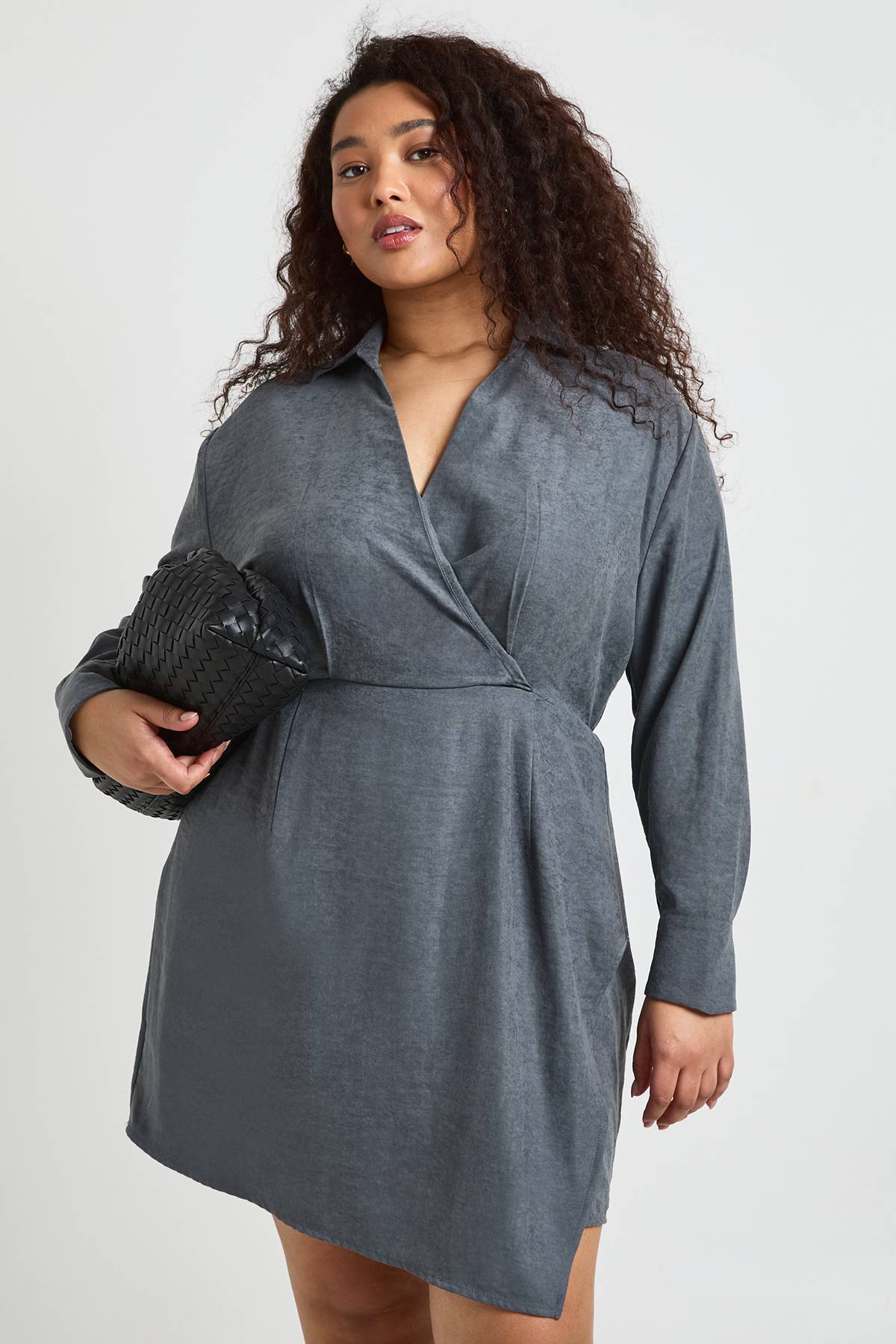 boohoo Robe Chemise Portefeuille À Col En Tissu Pêche Grande Taille