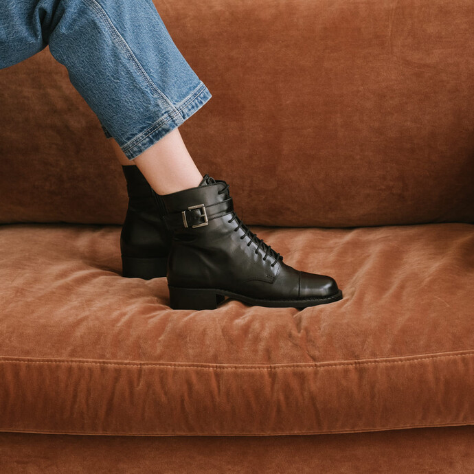 Bottines à boucles et lacets  en cuir noir