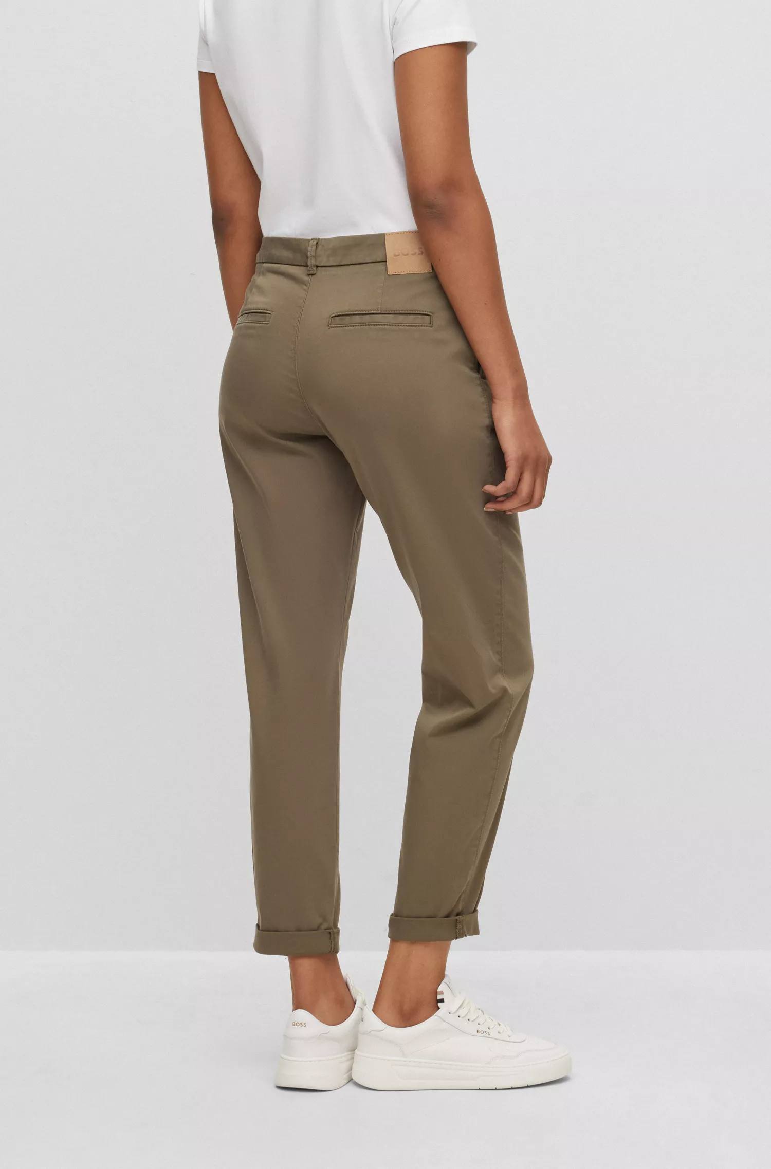 Calça chino BOSS preta, corte regular, em algodão orgânico com elastano.