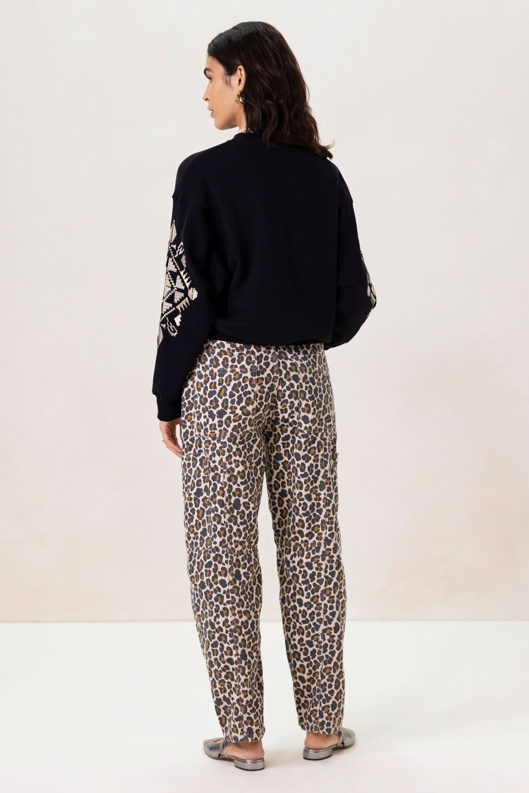 Zwarte sweater met geborduurde mouw