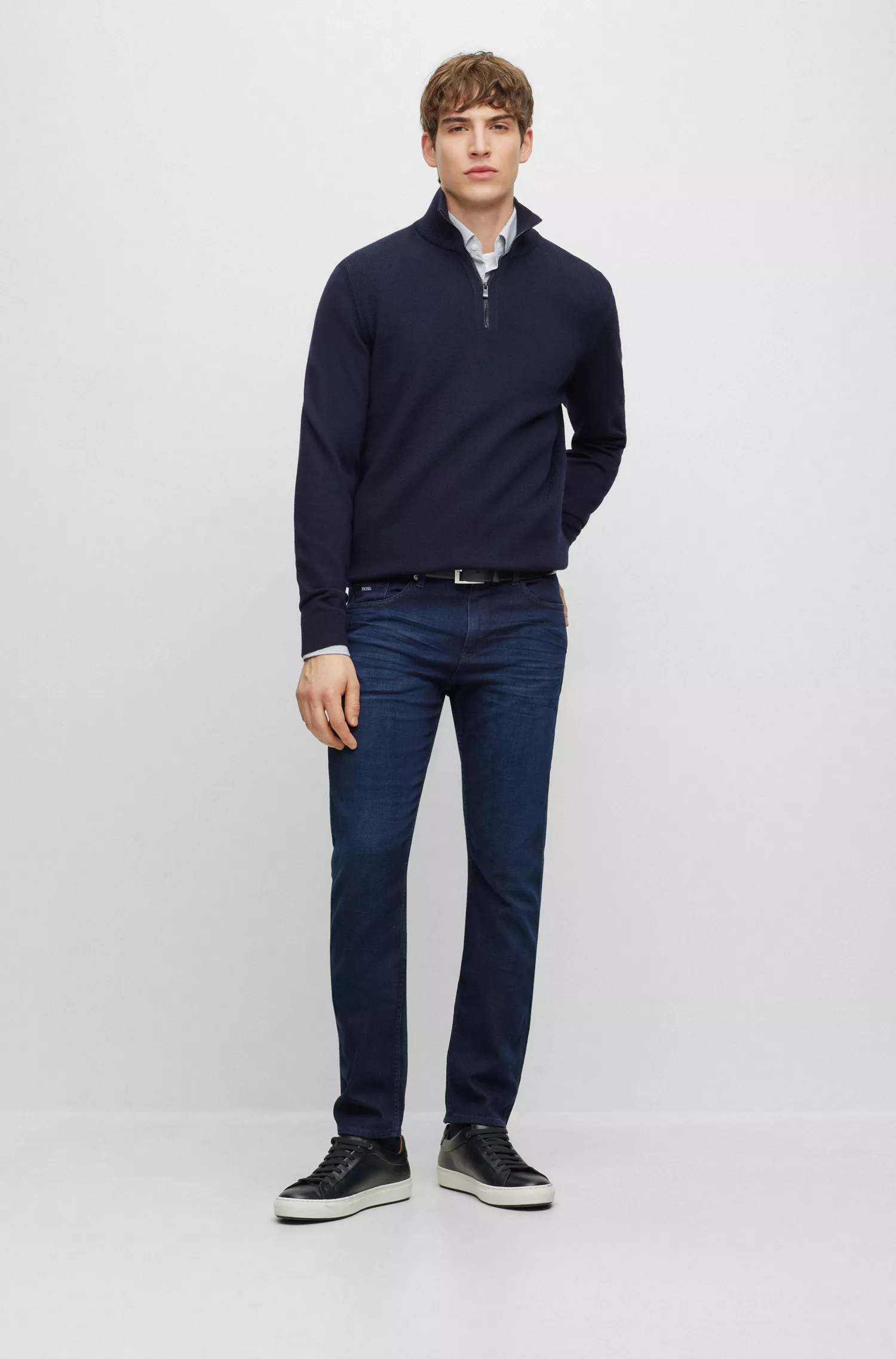 Calça jeans BOSS preta, corte slim, em denim italiano supermacio azul-escuro.