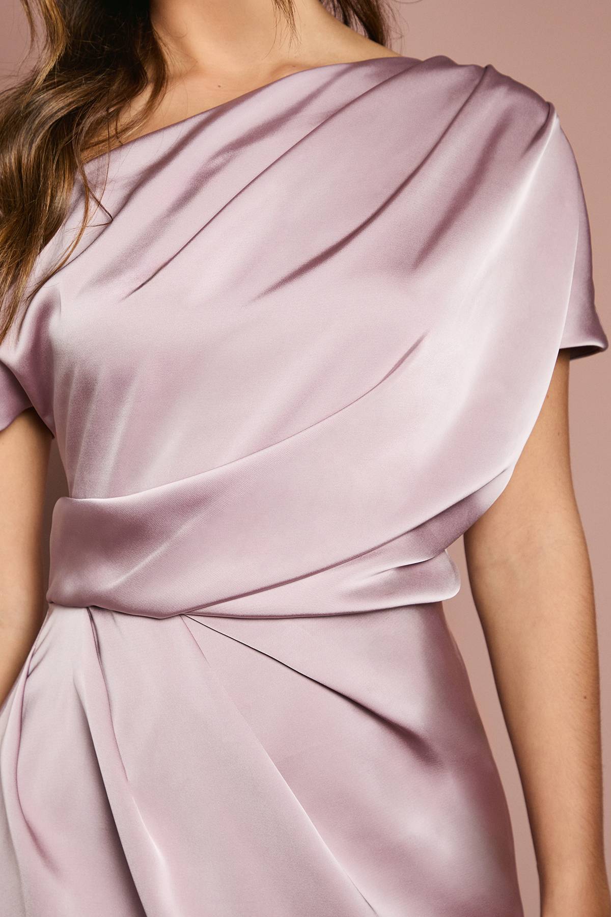 Coast Robe Longue de Demoiselle d'Honneur en Satin à Détails Froncés et Épaules Dénudées