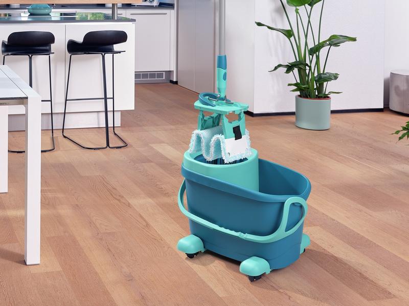 Leifheit Flachwischer Clean Twist M Ergo mit Rollen Mobiles Bodenwischer-Set speziell für Parkett und Holzböden