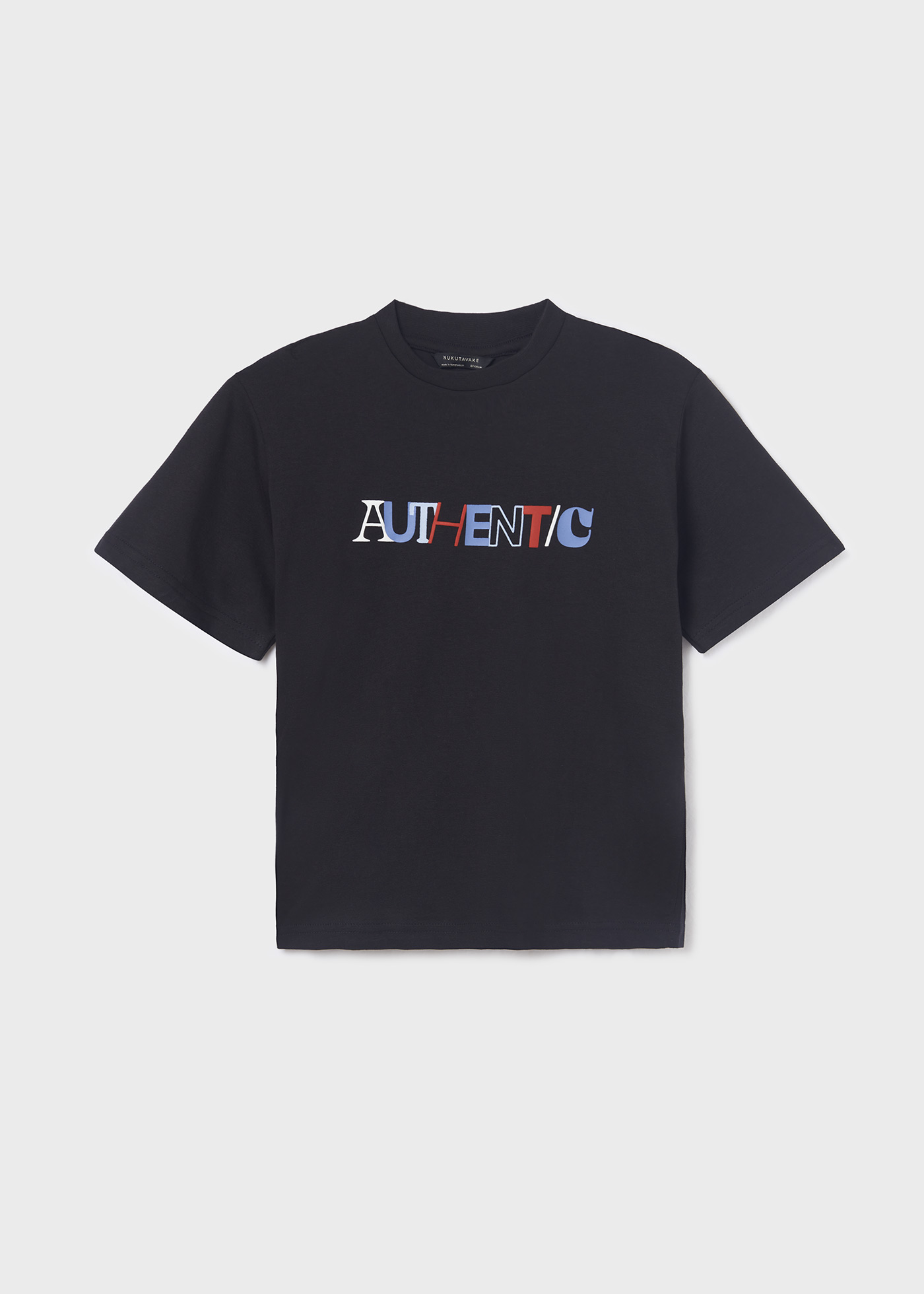 Camiseta infantil com estampa sustentável em algodão.