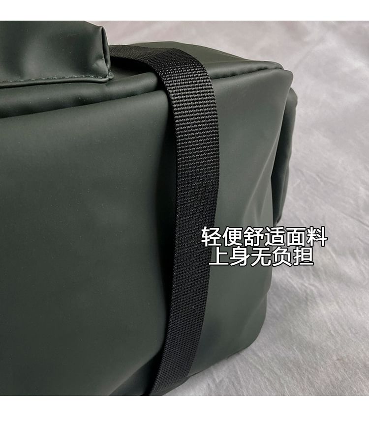Hikuozy - Nylon crossbodytas met effen klep