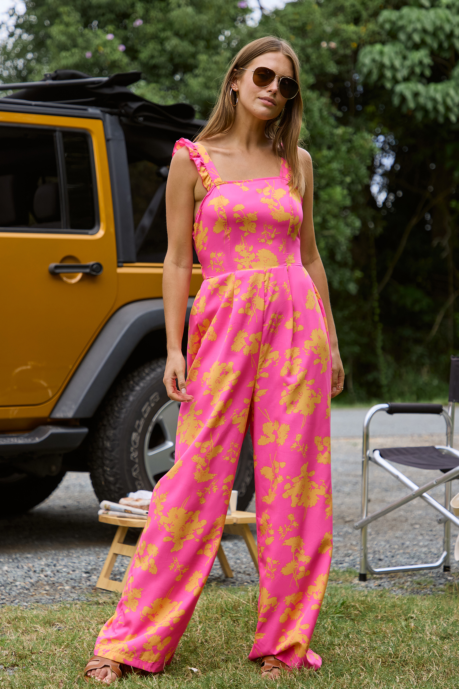 Combinaison à col carré et jambes larges rose avec fleurs jaunes