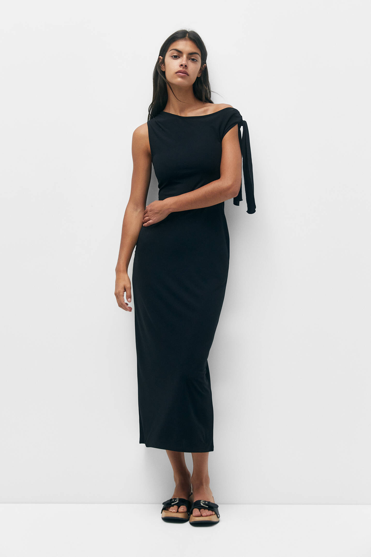 VESTIDO MIDI ASSIMÉTRICO COM LAÇO - PRETO