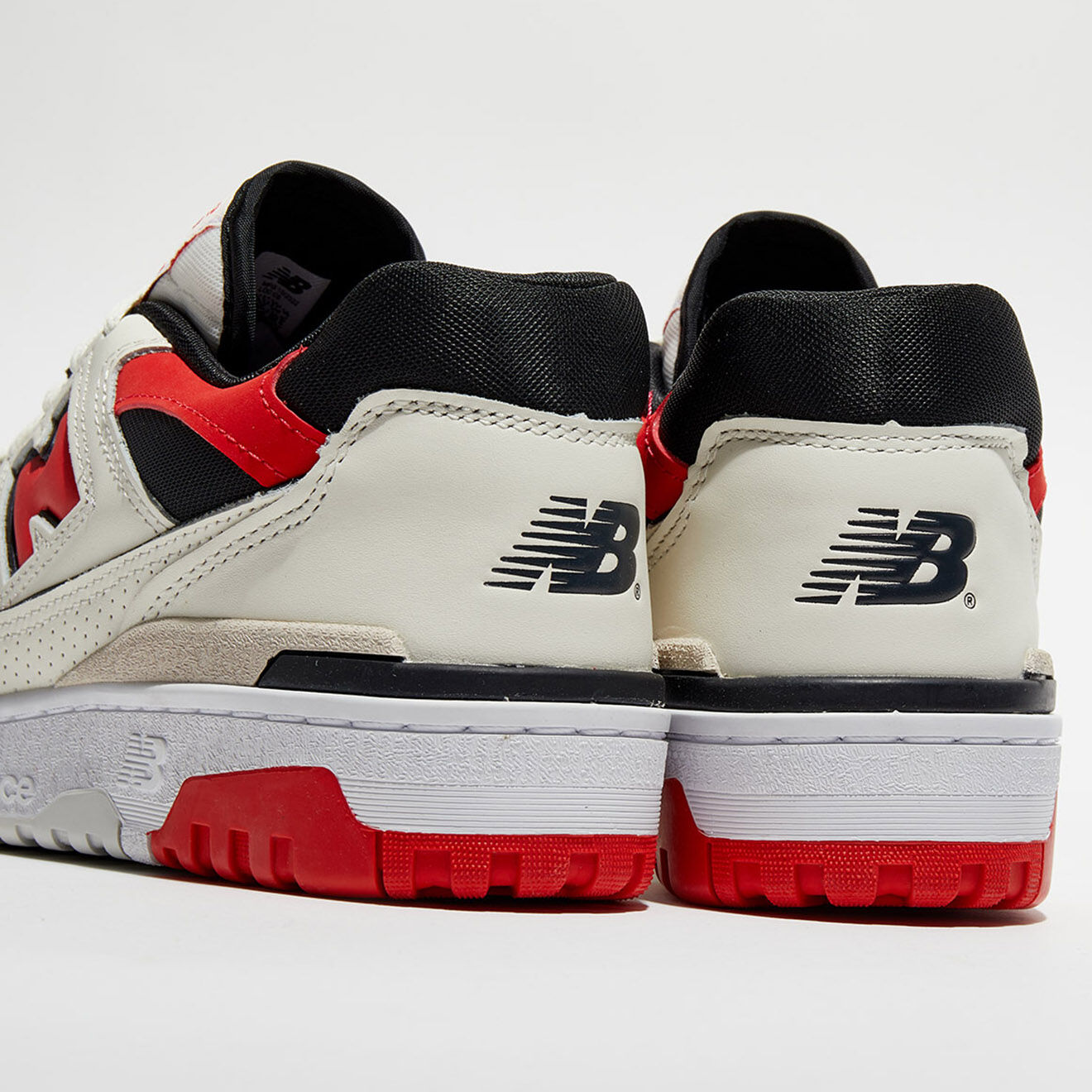 New Balance Baskets en Cuir & Textile 550 écru/rouge