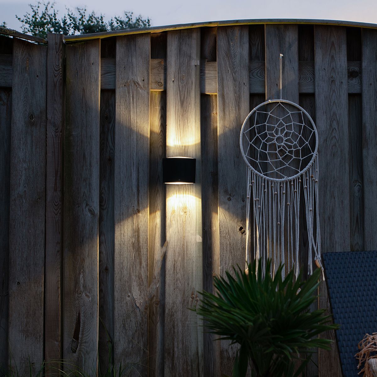 Moderne buitenwandlamp zwart incl. LED IP44 - Ovum