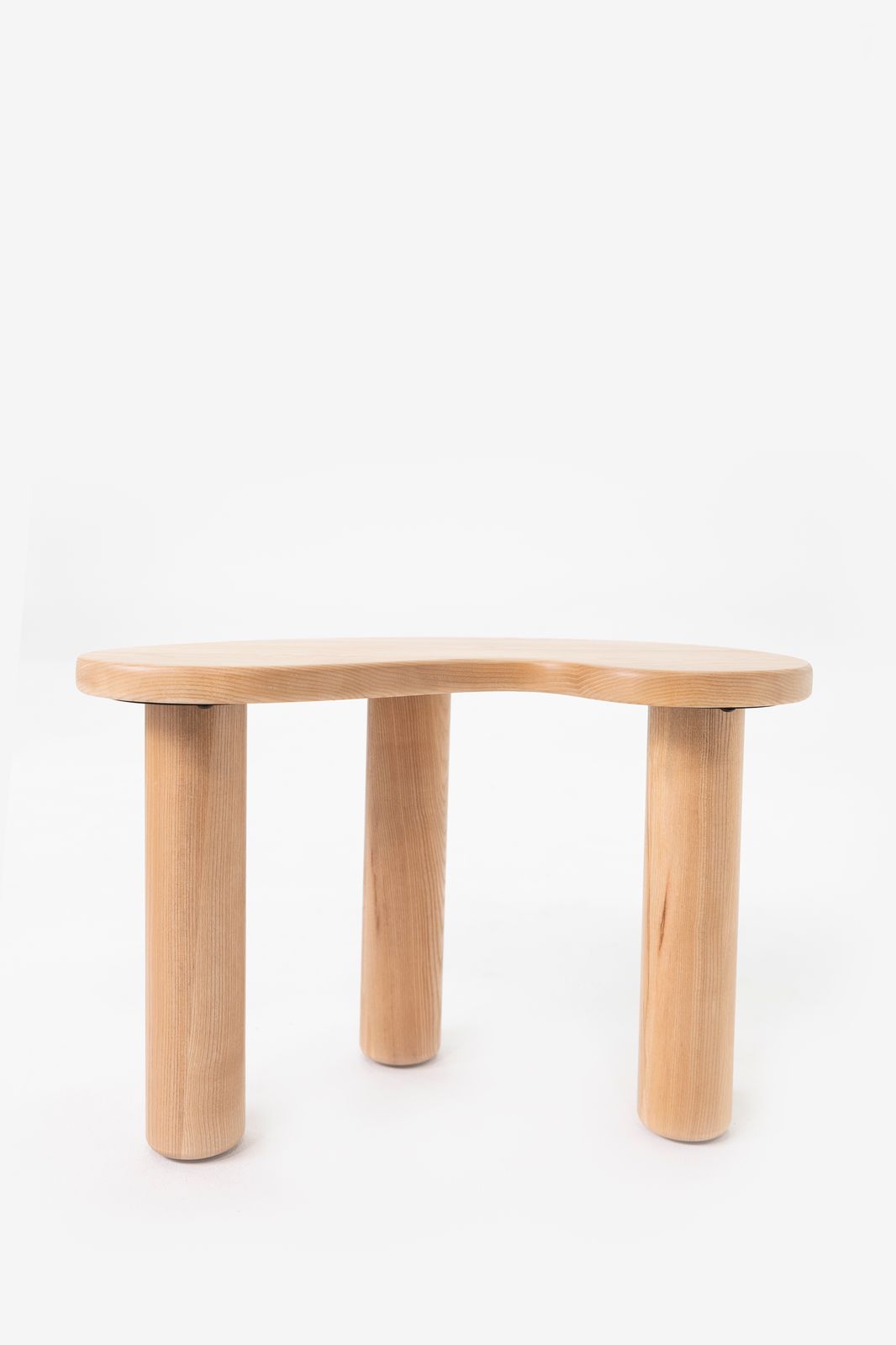 Houten bijzettafel in organische vorm hoog