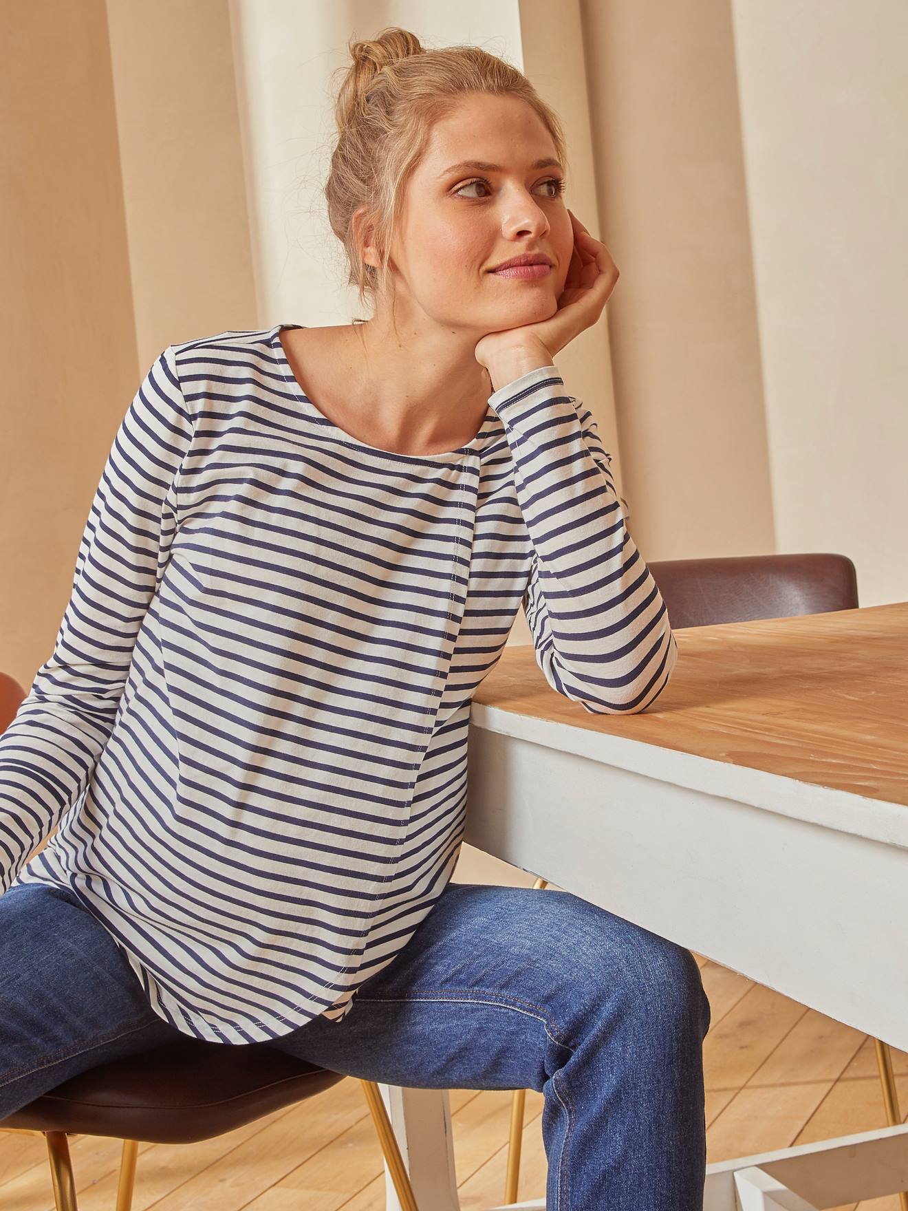 Blusa de maternidade e amamentação listrada em branco claro com padrão cruzado.