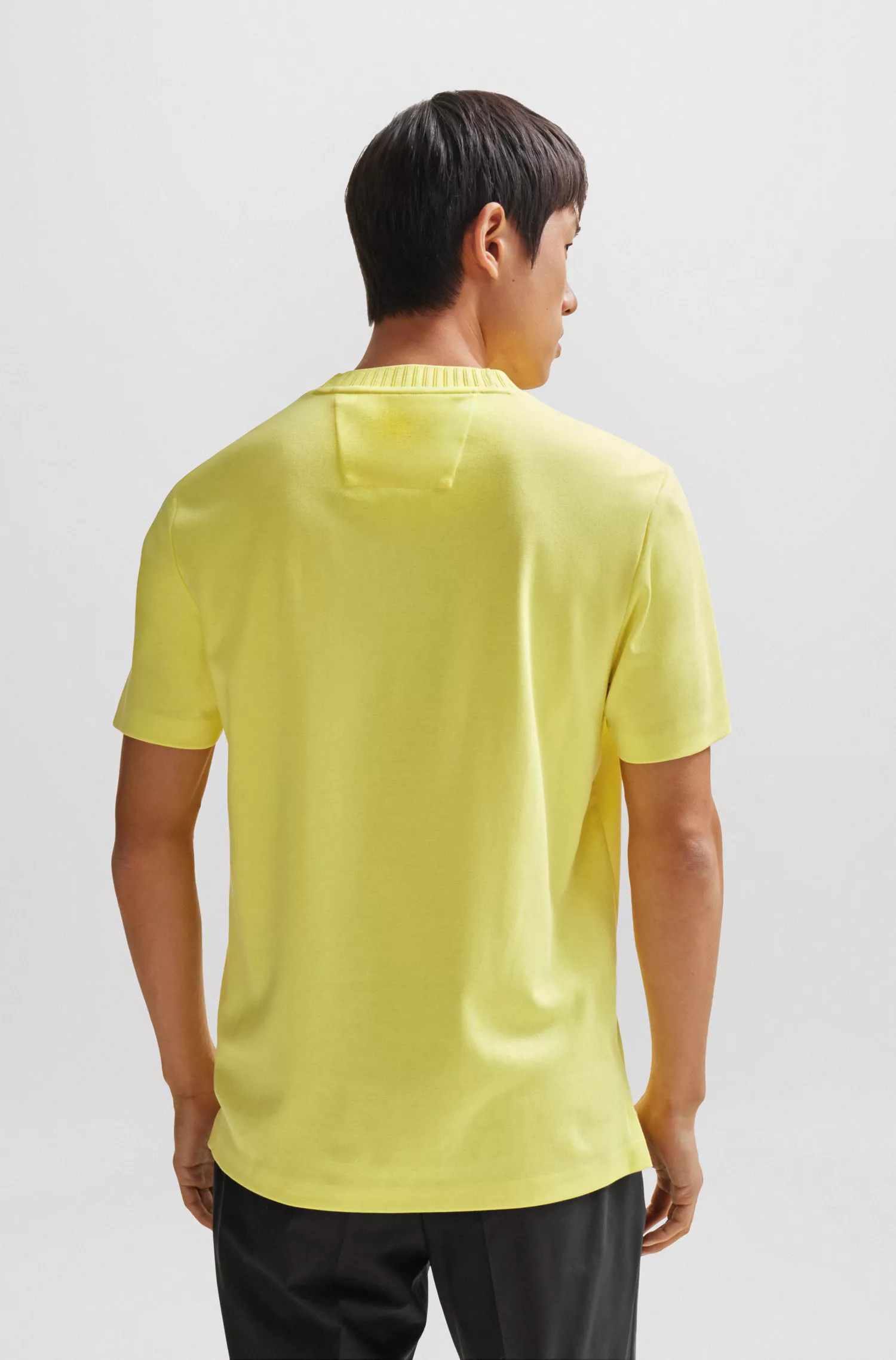 Camiseta BOSS preta de algodão misto com modelagem regular e logotipo em relevo.