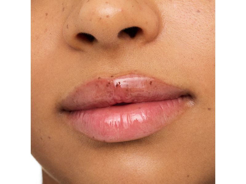 essence Lip Booster Hydra Kiss 08 Mocha Glow Pflegendes Lippenöl in einem dunklen Nude-Ton