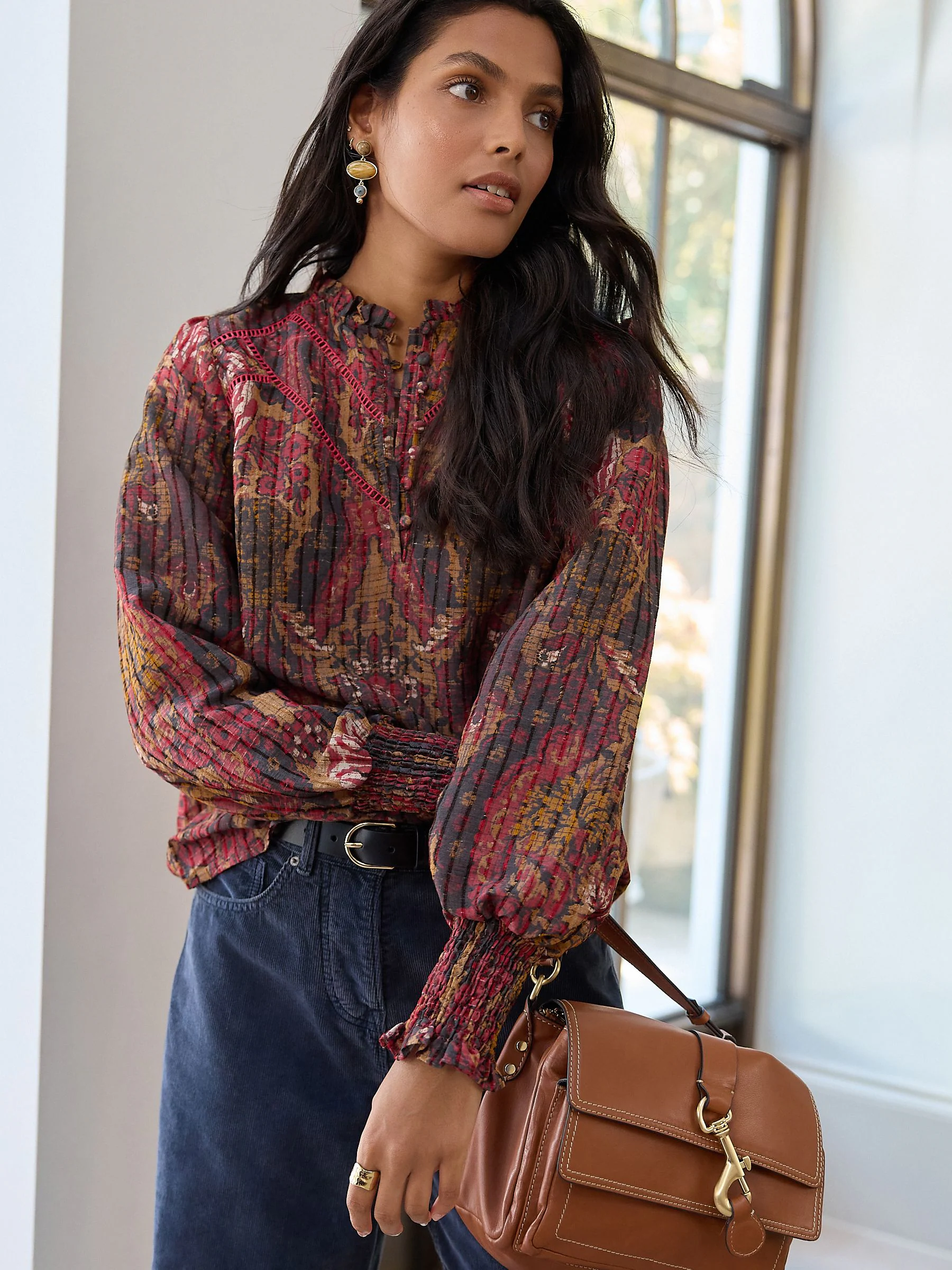 Rode abstracte bloemenprint - Chenille blouse met ladderinzet en lange mouwen