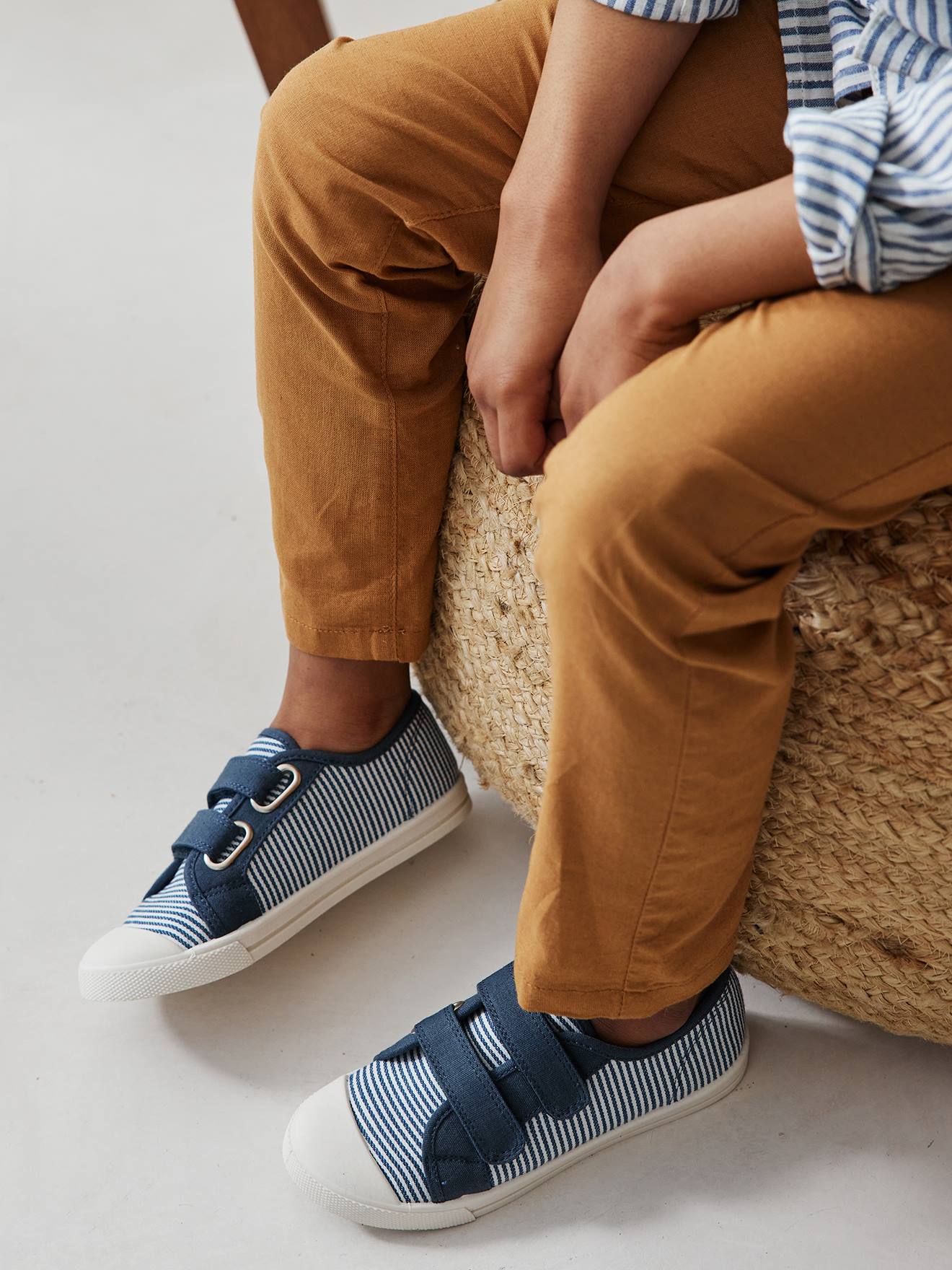 Tênis infantil de lona com fecho de velcro, cor mostarda.