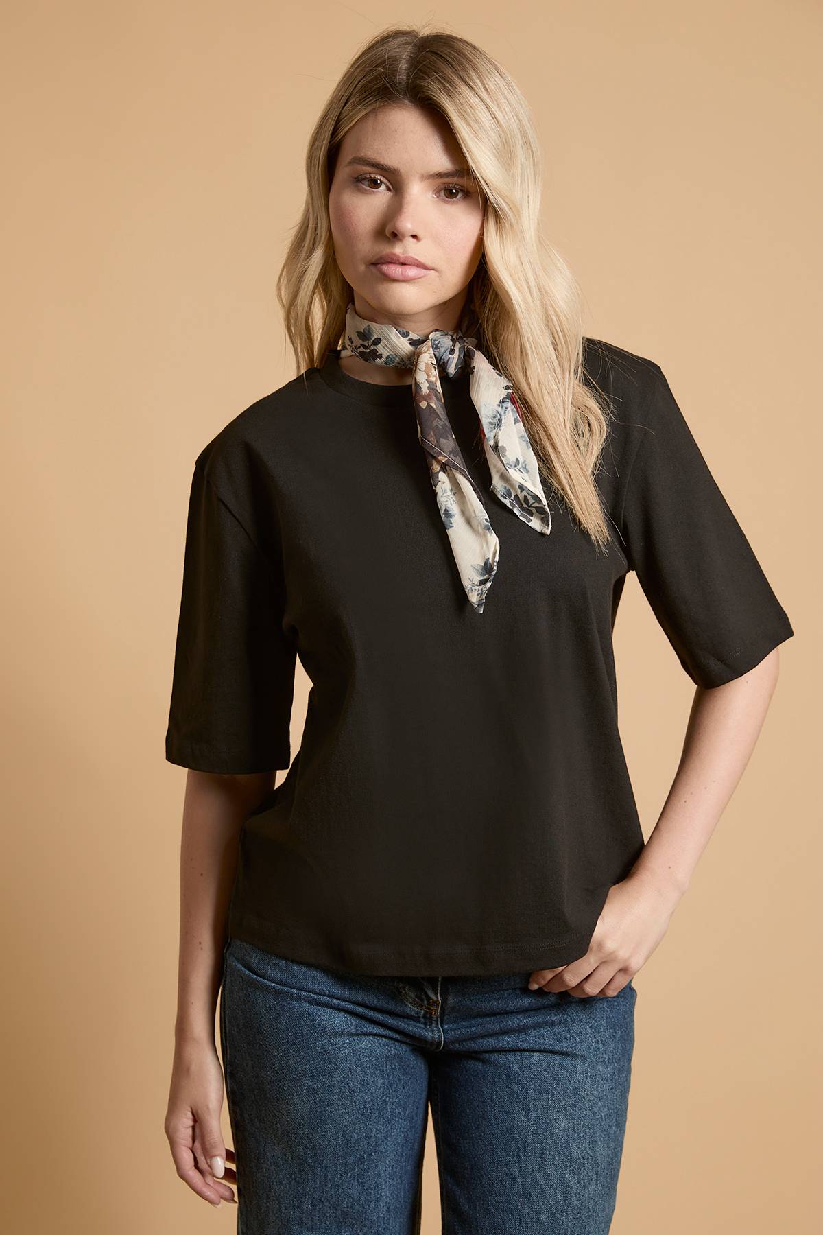 Oasis T-shirt Avec Foulard Imprimé Patchwork Au Col