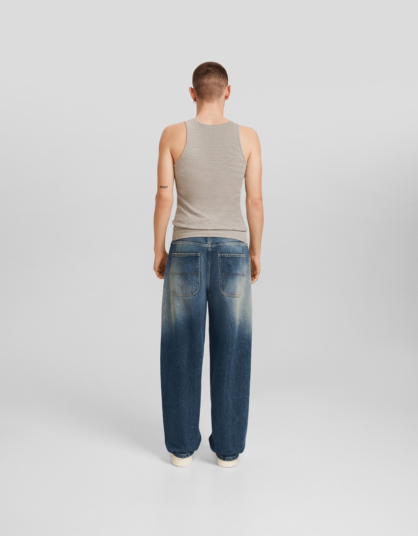 calça jeans estilo skater com efeito desbotado