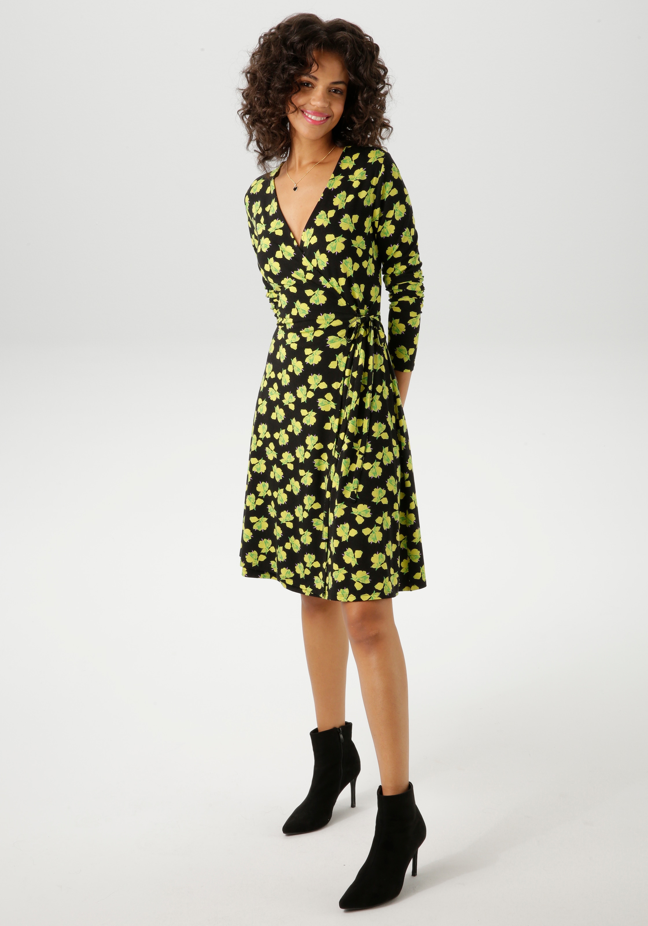 Aniston CASUAL Wickelkleid mit kunstvollen Blüten bedruckt