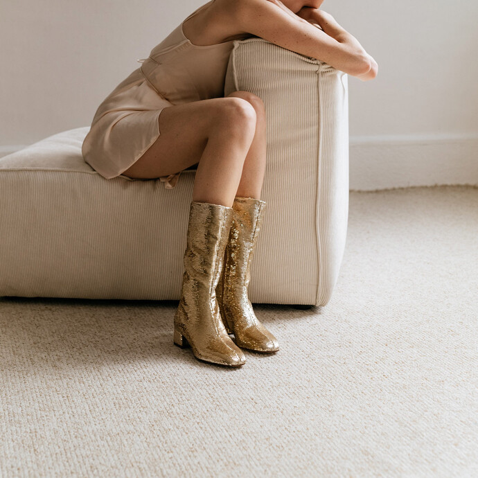 Bottes à talons et bouts pointus  en sequins platine
