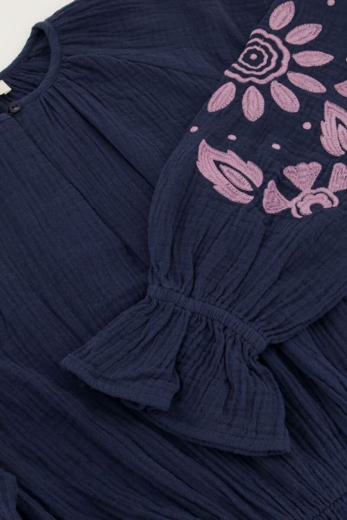 Donkerblauwe mousseline jurk met lila embroidery