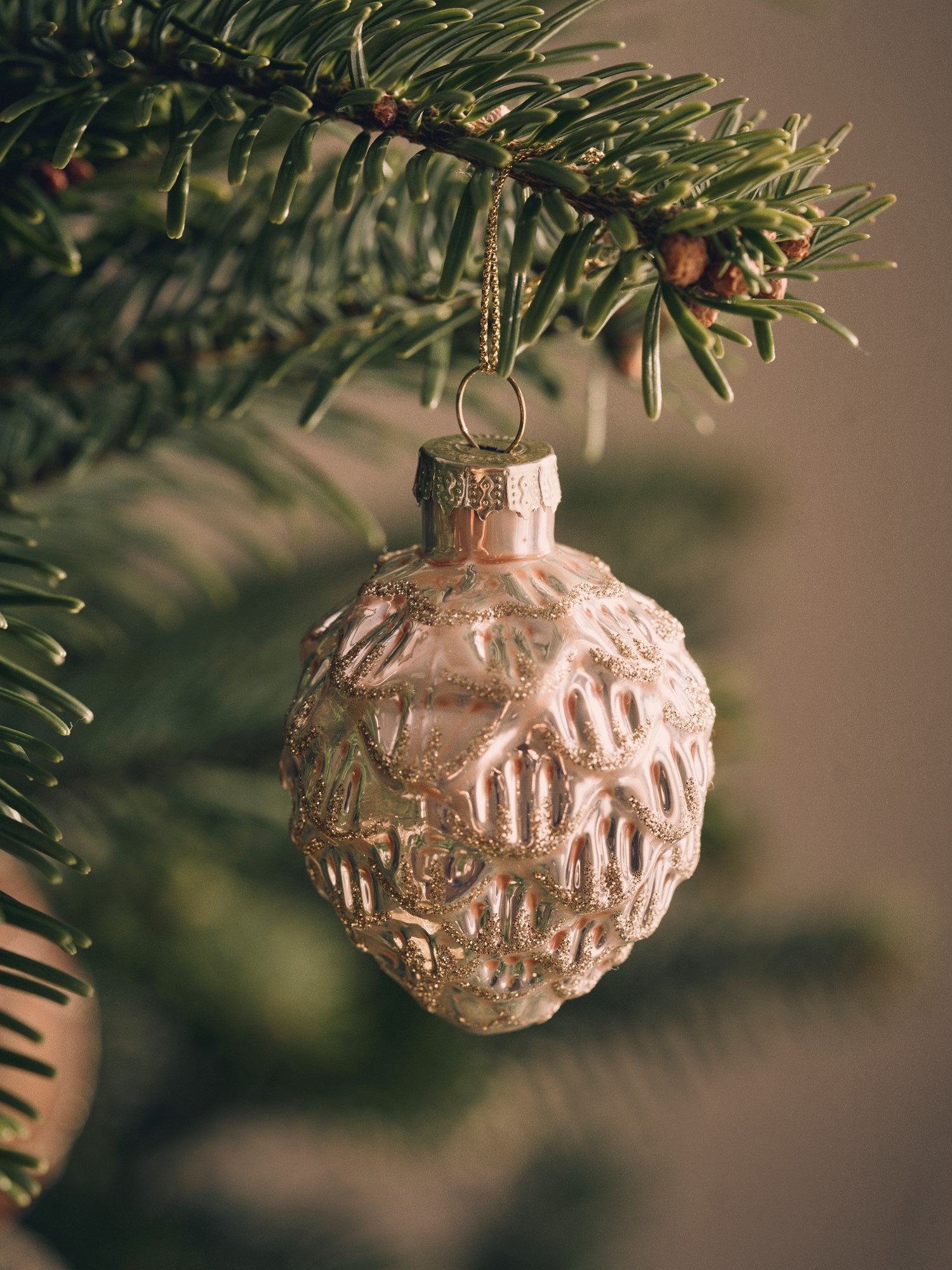 Juleophæng med fyrrekogle | Glas. 5,5 cm. | Gold