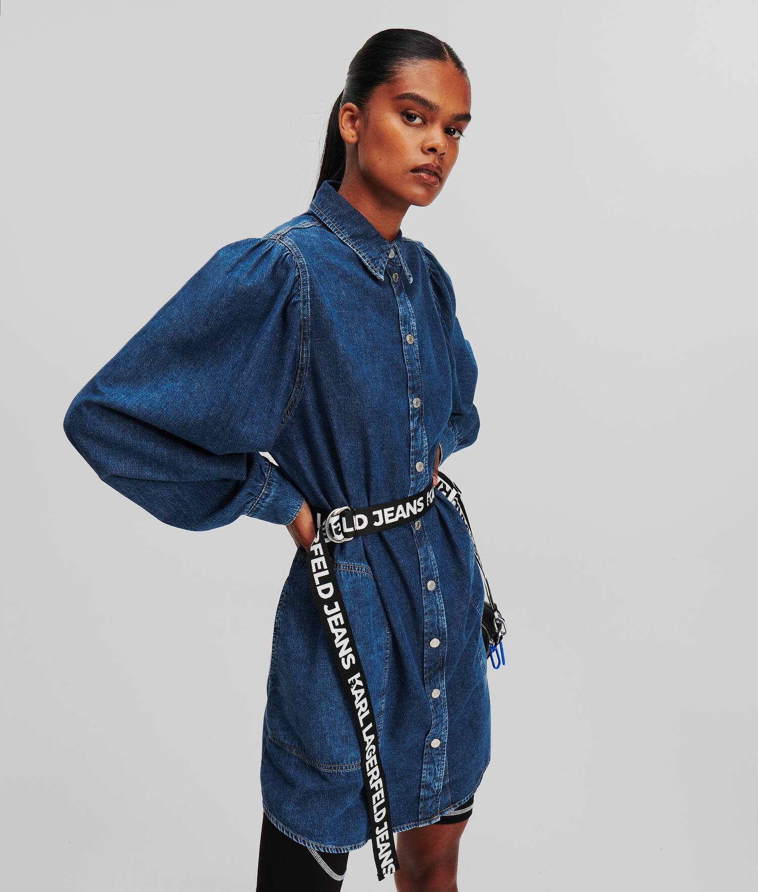 ROBE EN JEAN À MANCHES BOUFFANTES ET CEINTURE KLJ