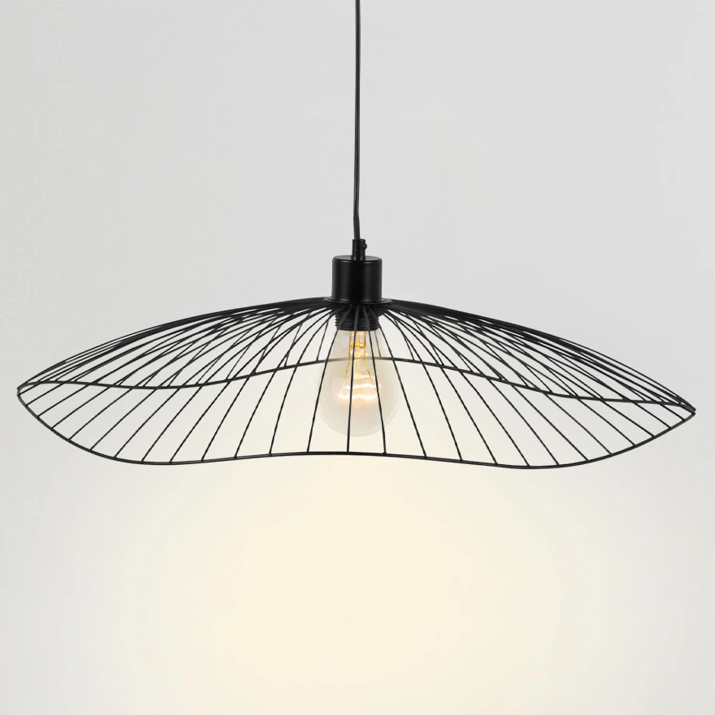 Suspension filaire en métal noir diamètre 60 cm