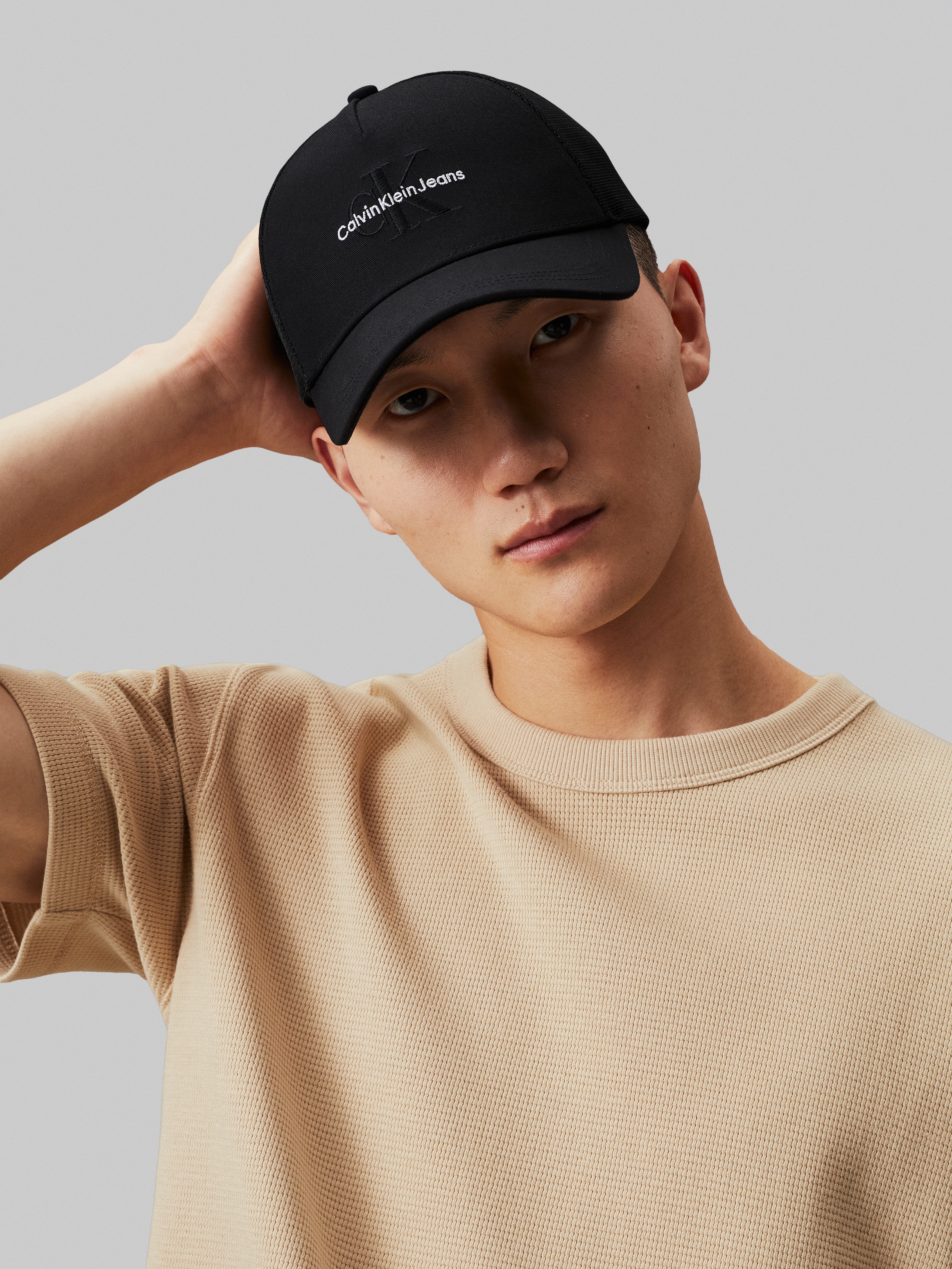 Calvin Klein Jeans Trucker Cap »MONO LOGO EMBRO TRUCKER HAT« mit Netz-Einsatz