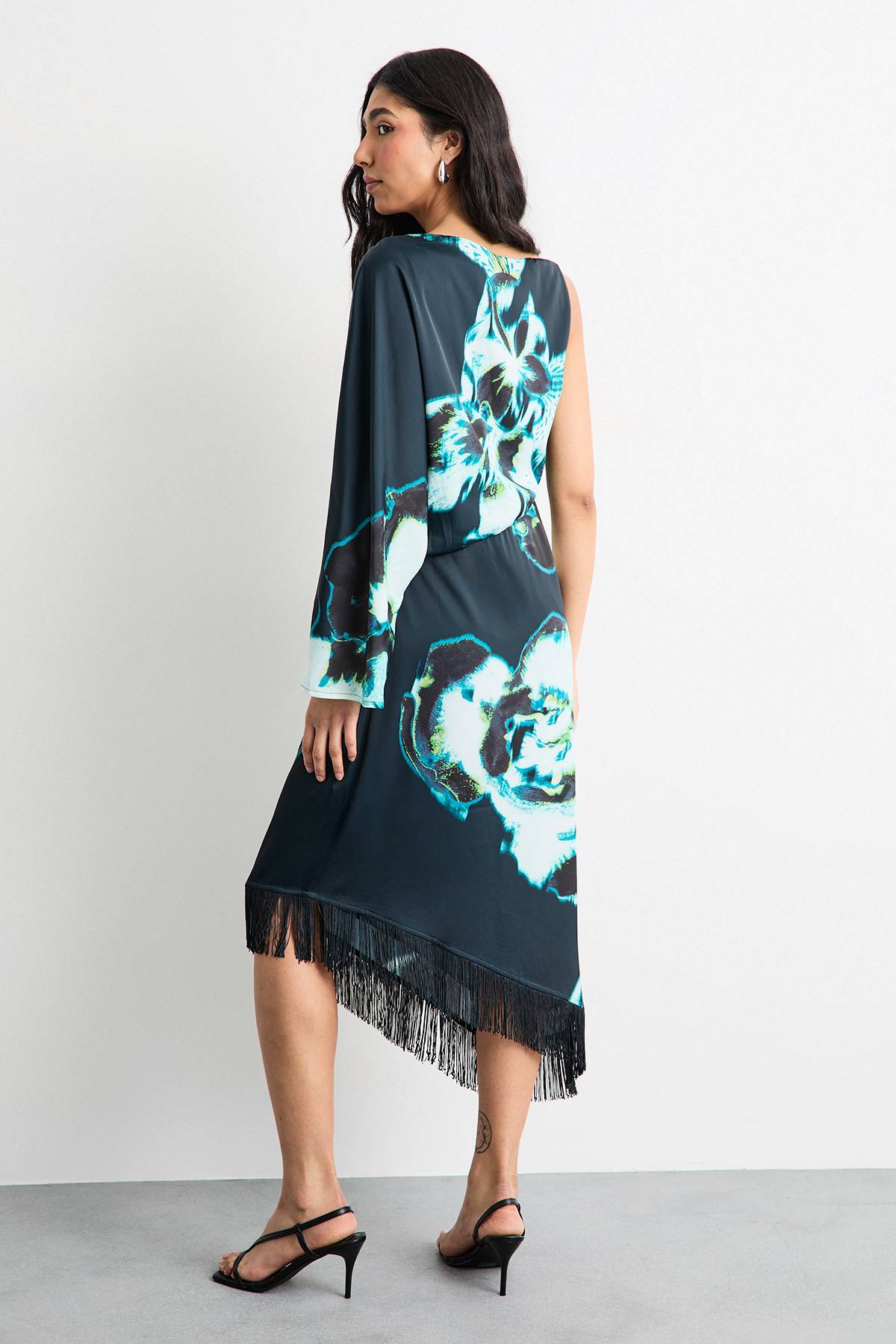 Warehouse Robe Mi-longue Satinée à Une Épaule avec Imprimé Placé