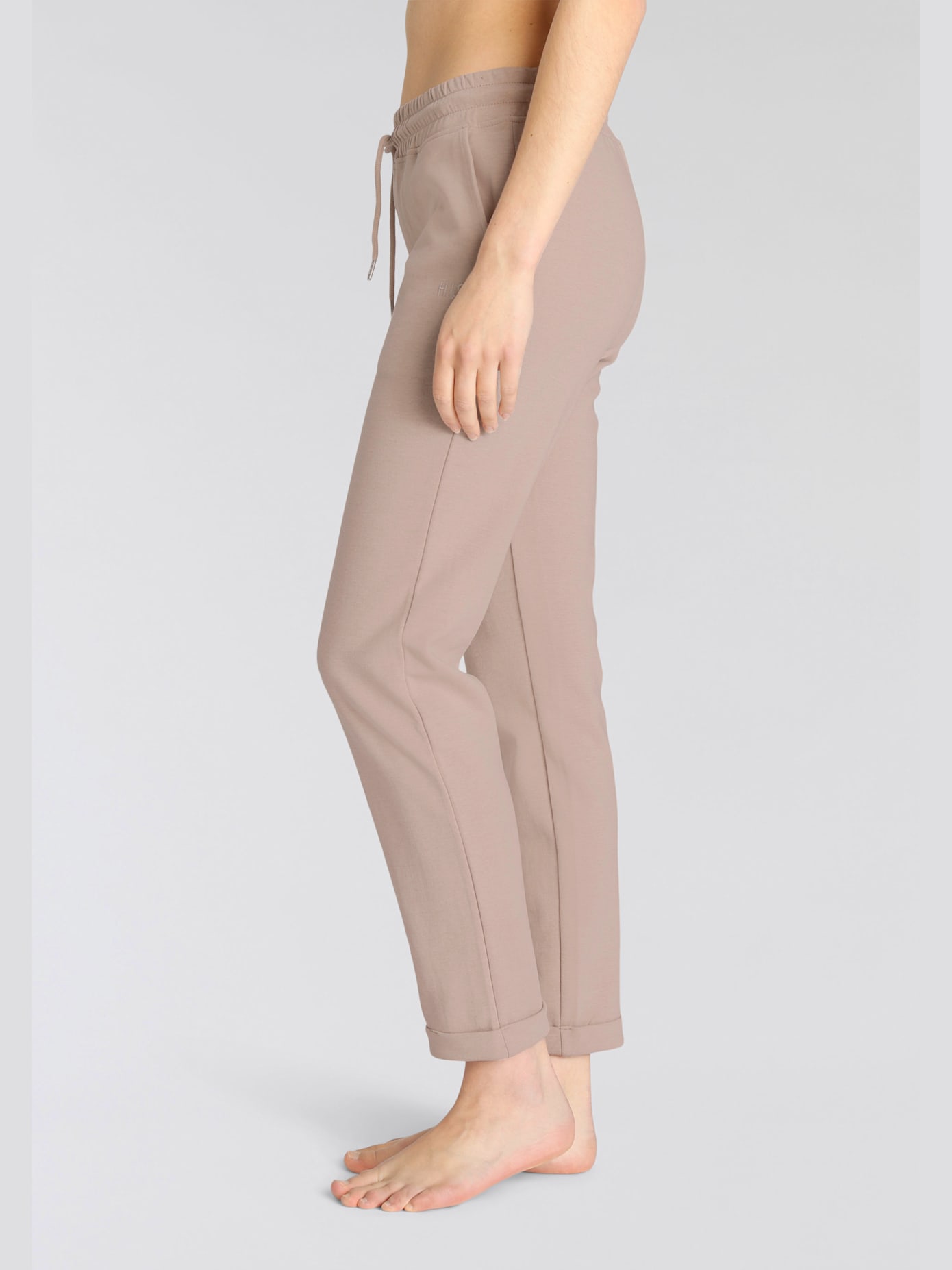 Pantalon basique avec petit logo brodé