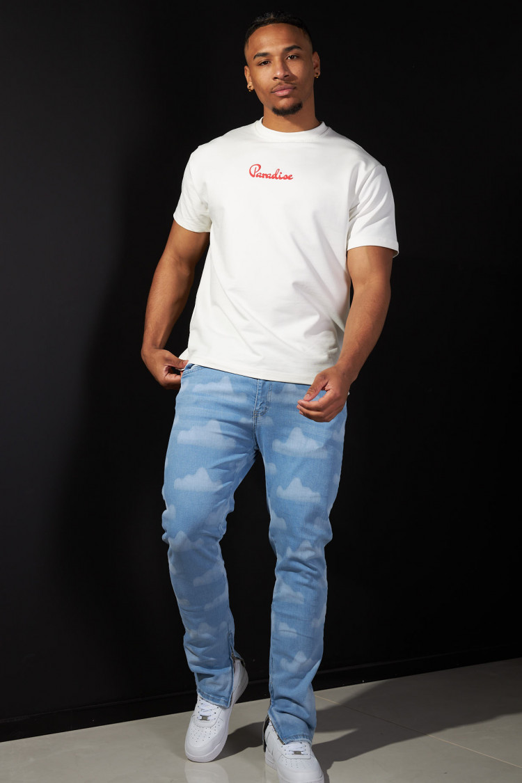Jean bleu clair à motif nuage blanc