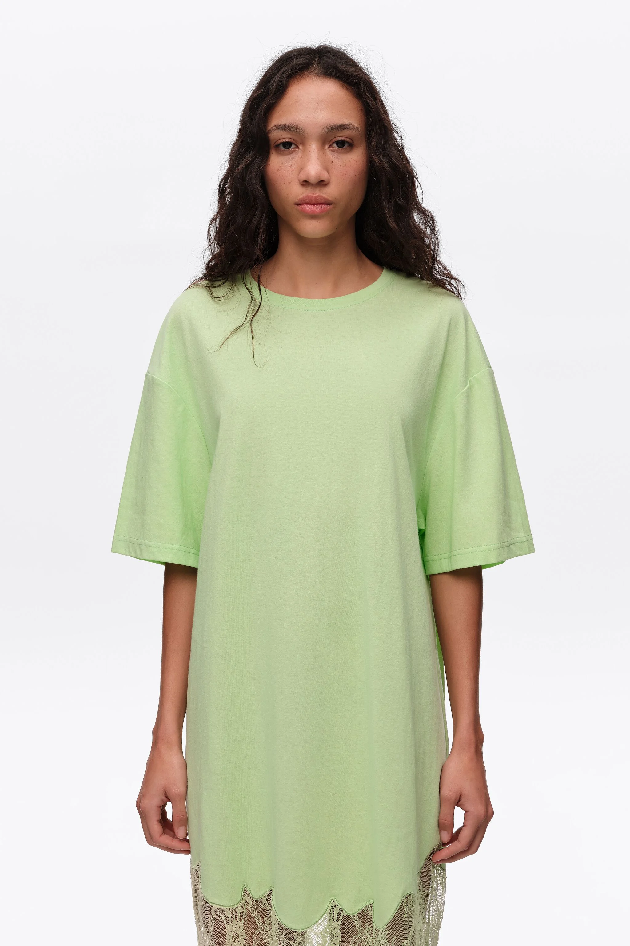 Vestido curto de renda com estampa de maçãs