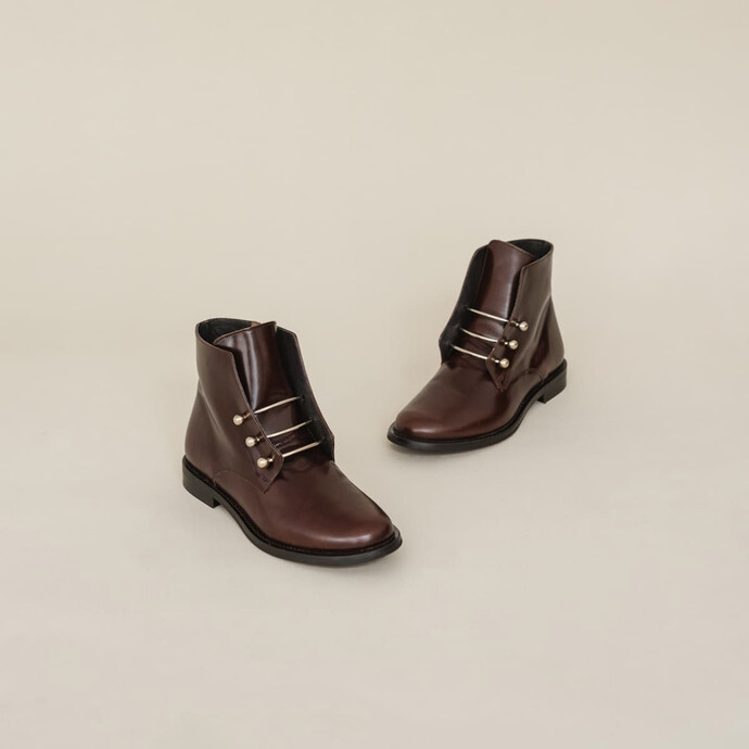 Boots à barres métallisées  en cuir cognac