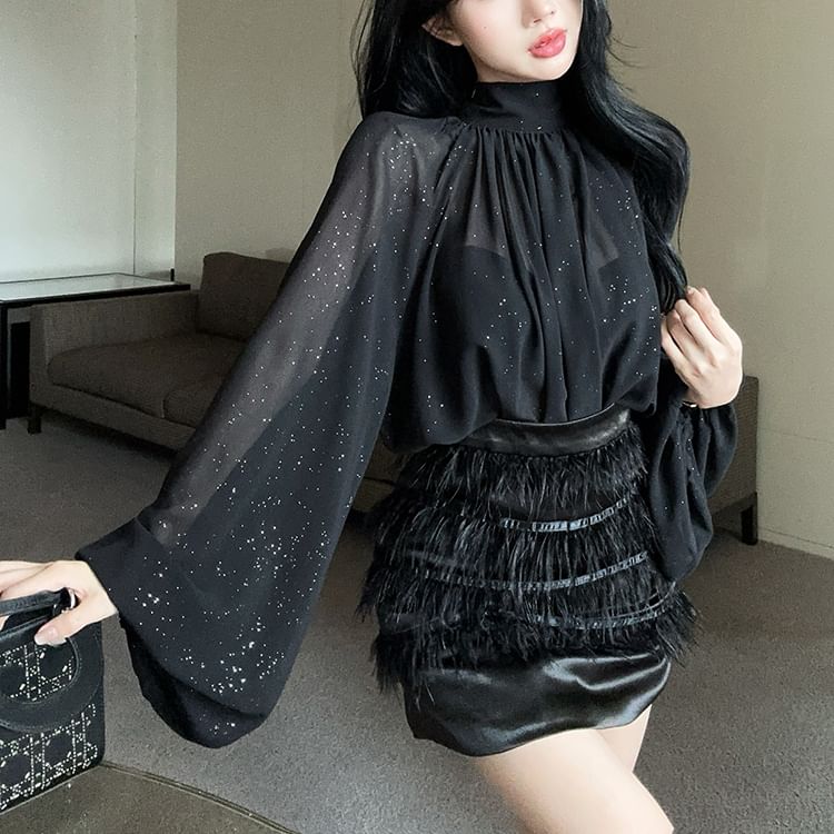 Magma - Blouse met lange mouwen en mockneck, effen glitter / Mini-kokerrok met hoge taille en franjes