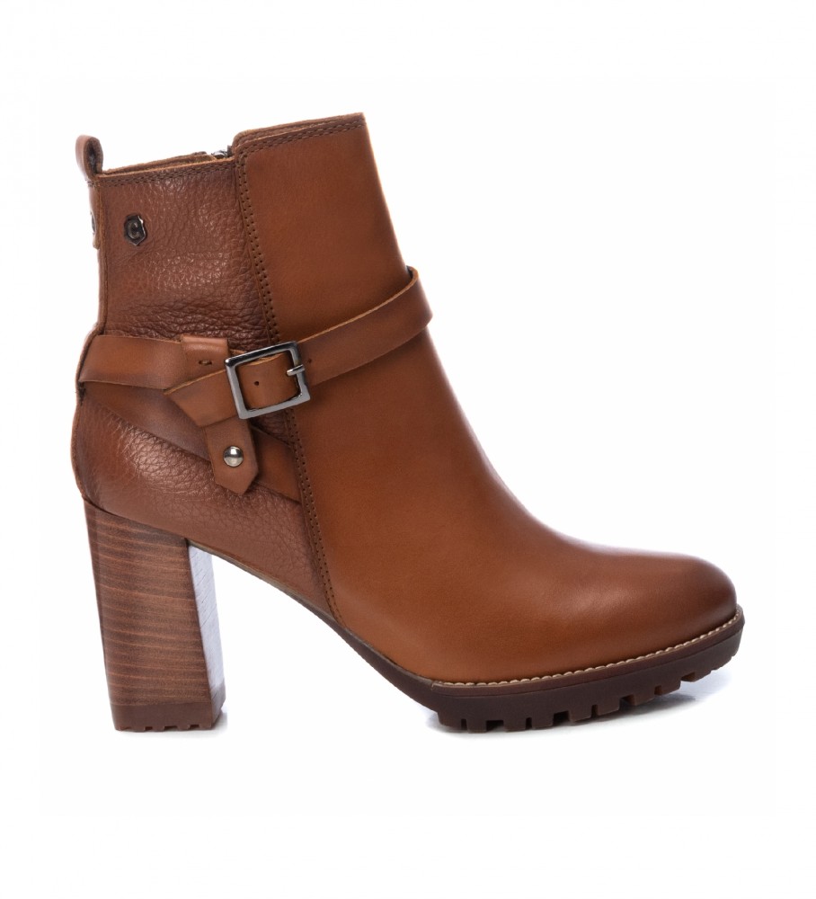 Botas de cano curto Carmela em couro marrom, modelo 160056 - Altura do salto: 8 cm -