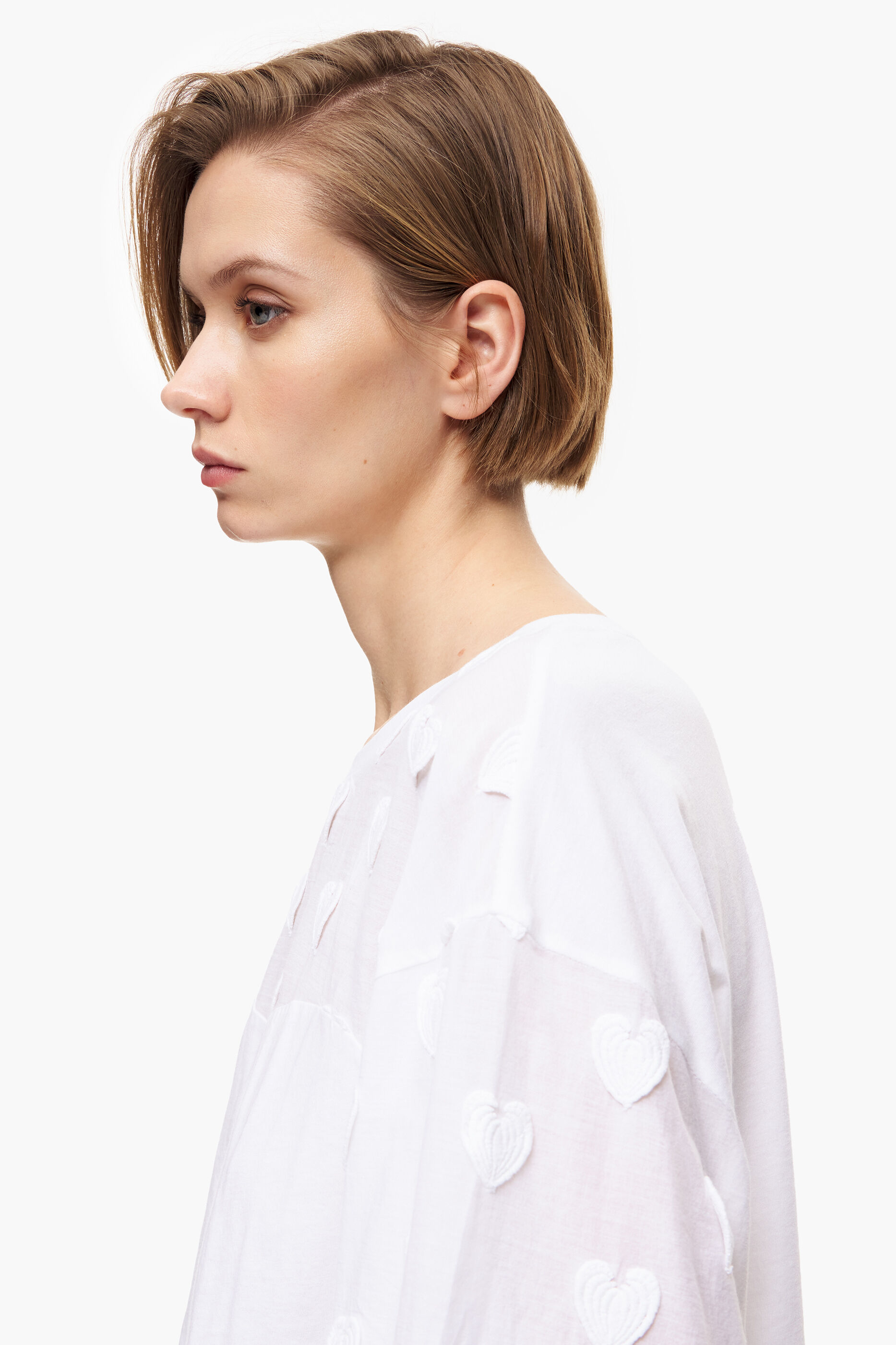 Camiseta branca de algodão com corações.