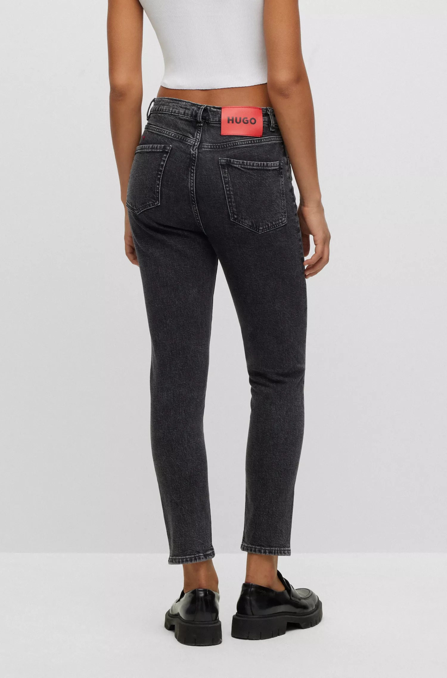 Calça jeans HUGO vermelha, modelo mom slim fit, em denim preto elástico.