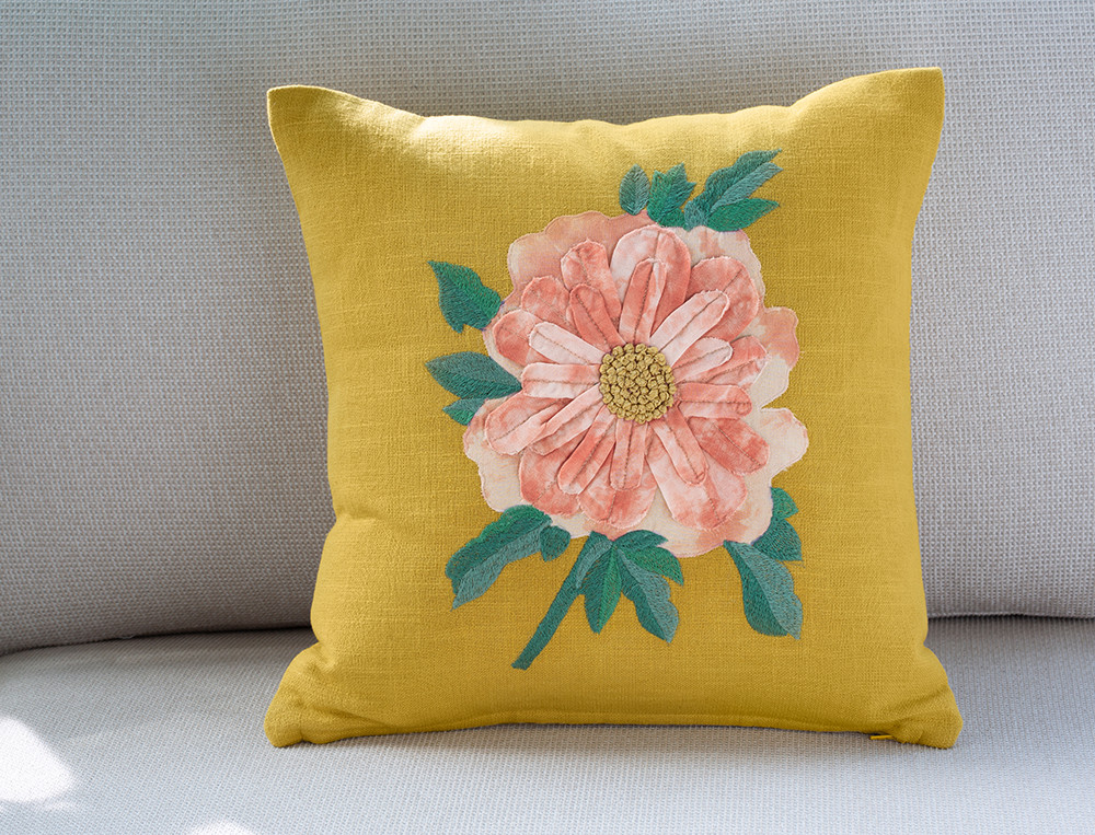 Coussin brodé-Valse des fleurs